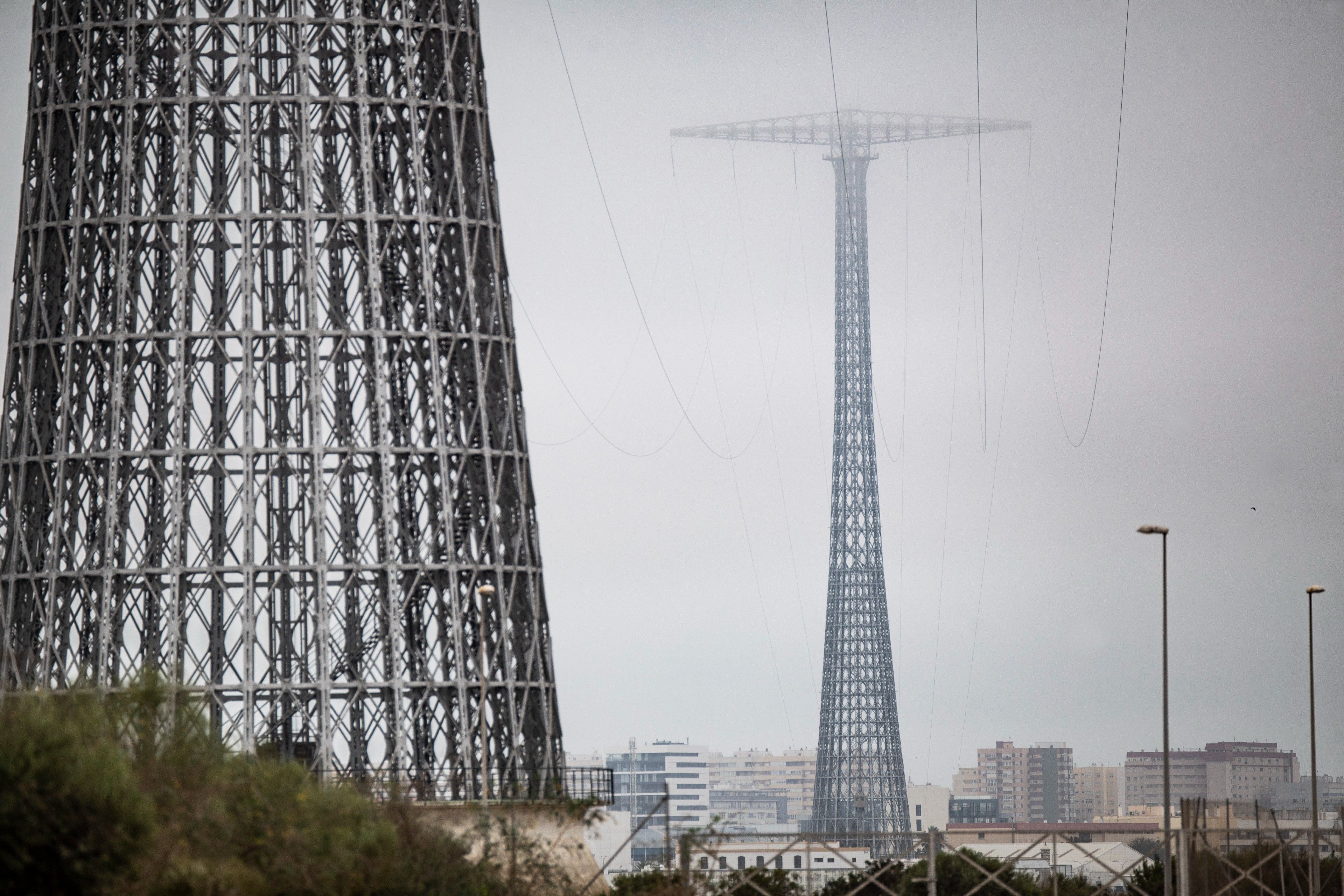 Las populares torres de Endesa forman parte del perfil de Cádiz. FERNANDO RUSO