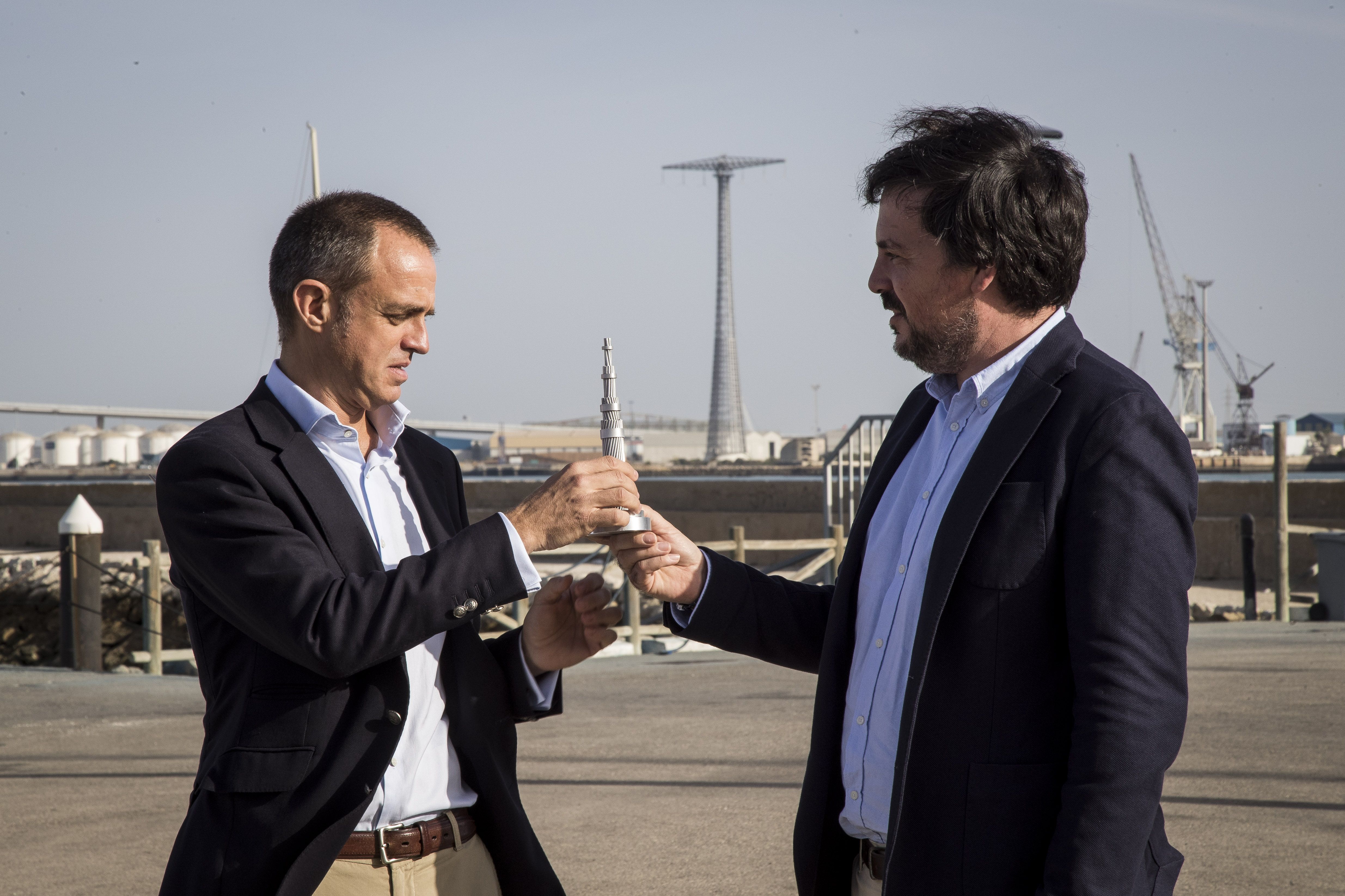 José Maria Díaz Mancha (izq), responsable de Alta Tensión de Endesa en Andalucía y Extremadura y Juan Damas Sosa, responsable de líneas de Alta Tensión de Endesa, con un muestra del cableado. ENDESA