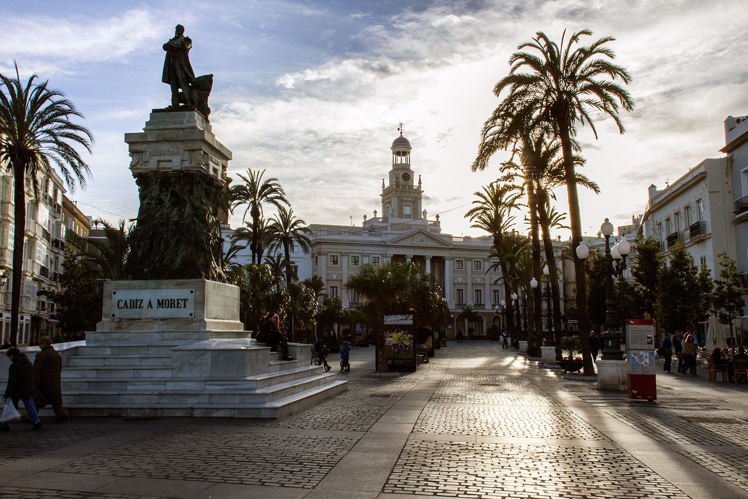 28M en la capital gaditana. El Ayuntamiento de Cádiz, al fondo en la imagen de archivo.
