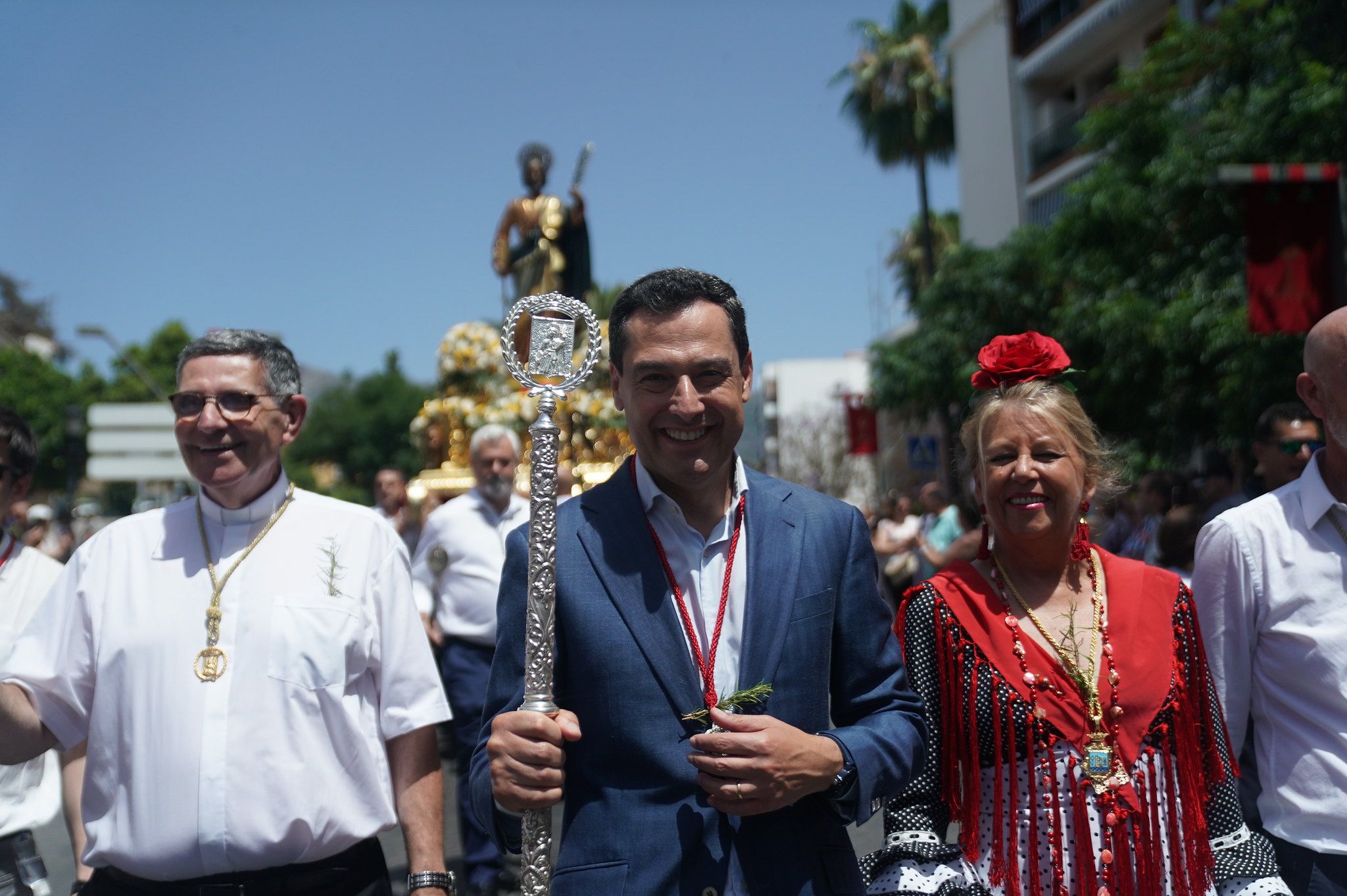 Moreno y Muñoz, en junio pasado, en una procesión en Marbella, epicentro de la trama de narco y blanqueo que involucra al marido y al hijastro de la regidora del PP.