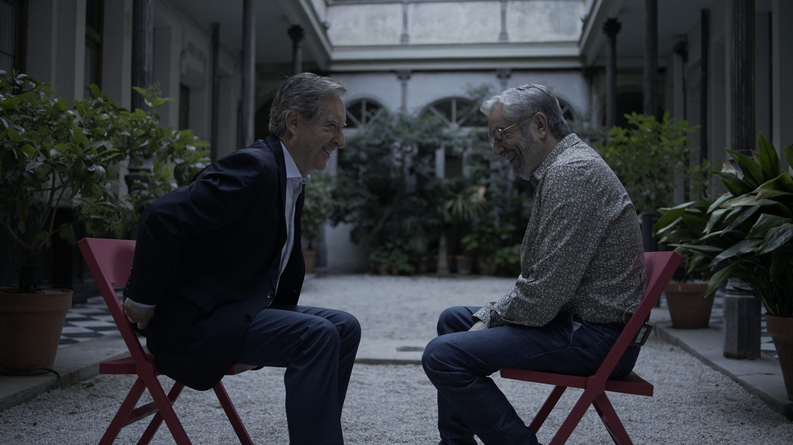 Iñaki Gabilondo también dice adiós a la televisión: esta será su última pregunta. En la imagen de Movistar+, conversa con Muñoz Molina.