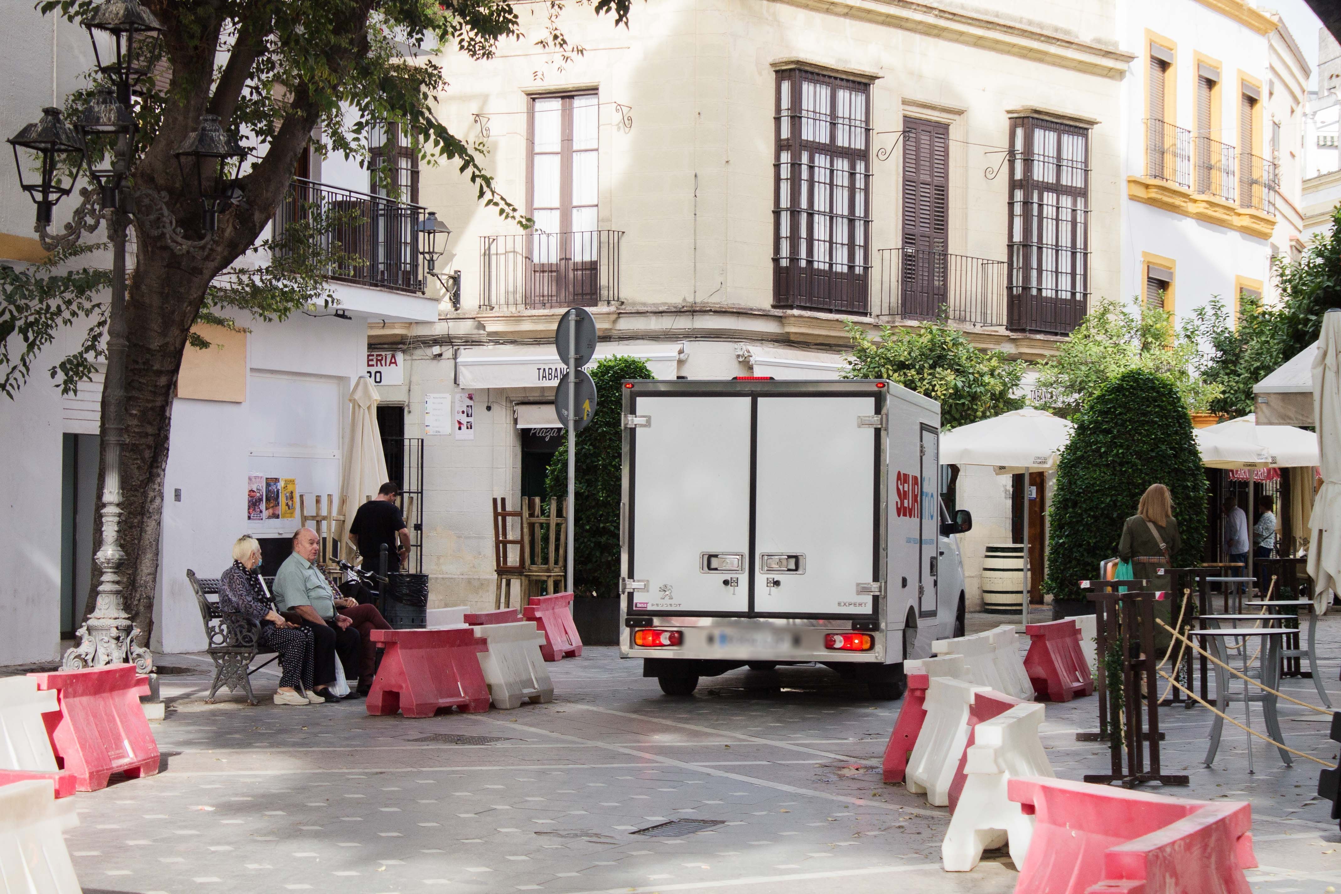 Una furgoneta circula, este viernes, por la plaza Plateros de Jerez, que provisionalmente tiene permitida la circulación por obras en el Eje del Arroyo. El centro histórico será Zona de Bajas Emisiones en 2023.