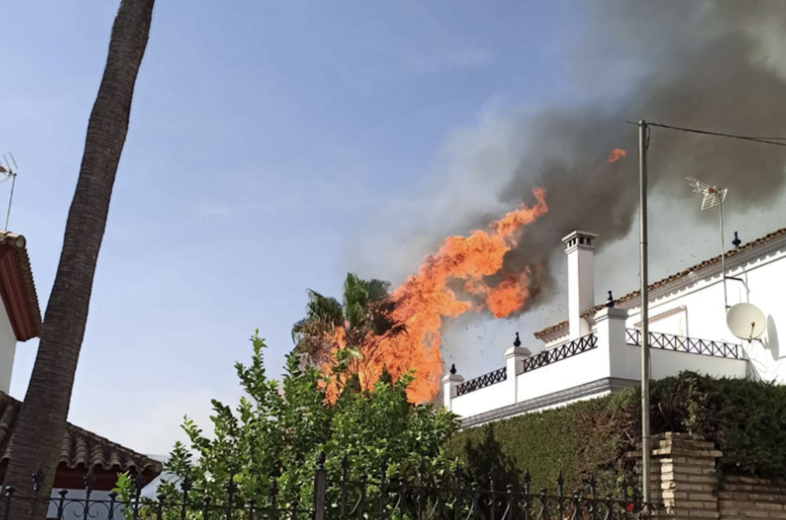 Fuego en uno de los chalets afectados en el incendio originado en Écija, Sevilla. AYTOÉCIJA