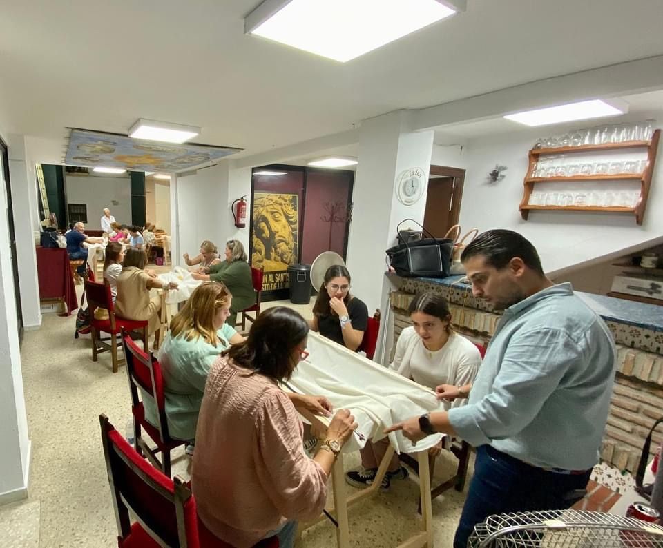 Cuatro escuelas-taller enseñan en Jerez los secretos del bordado. José Segura ante el alumnado en La Viga. 