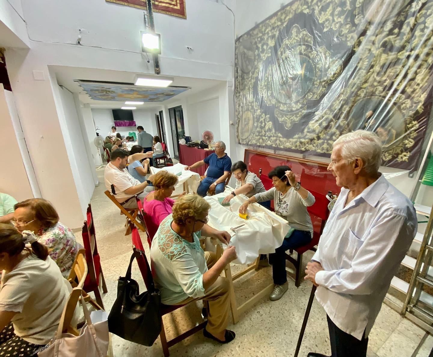 El taller abierto en la casa de hermandad de la cofradía del Lunes Santo. 