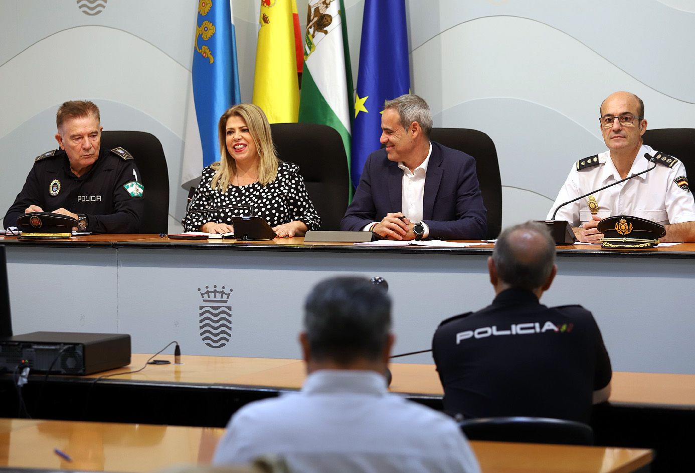 En el centro de la imagen, la alcaldesa y el subdelegado del Gobierno, escoltados por el comisario de Jerez (a la dcha. en la imagen) y el jefe de la Policía Local. Han explicado que la seguridad en ocio y comercio quedará blindada.