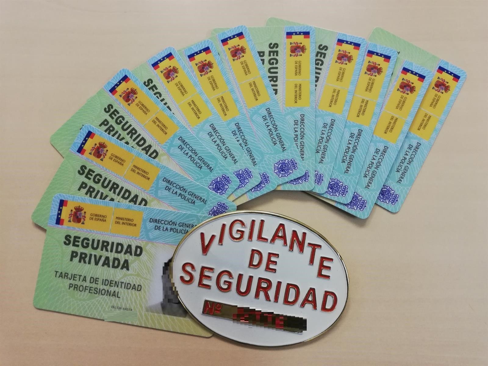 Credenciales intervenidas por Policía y Guardia Civil.