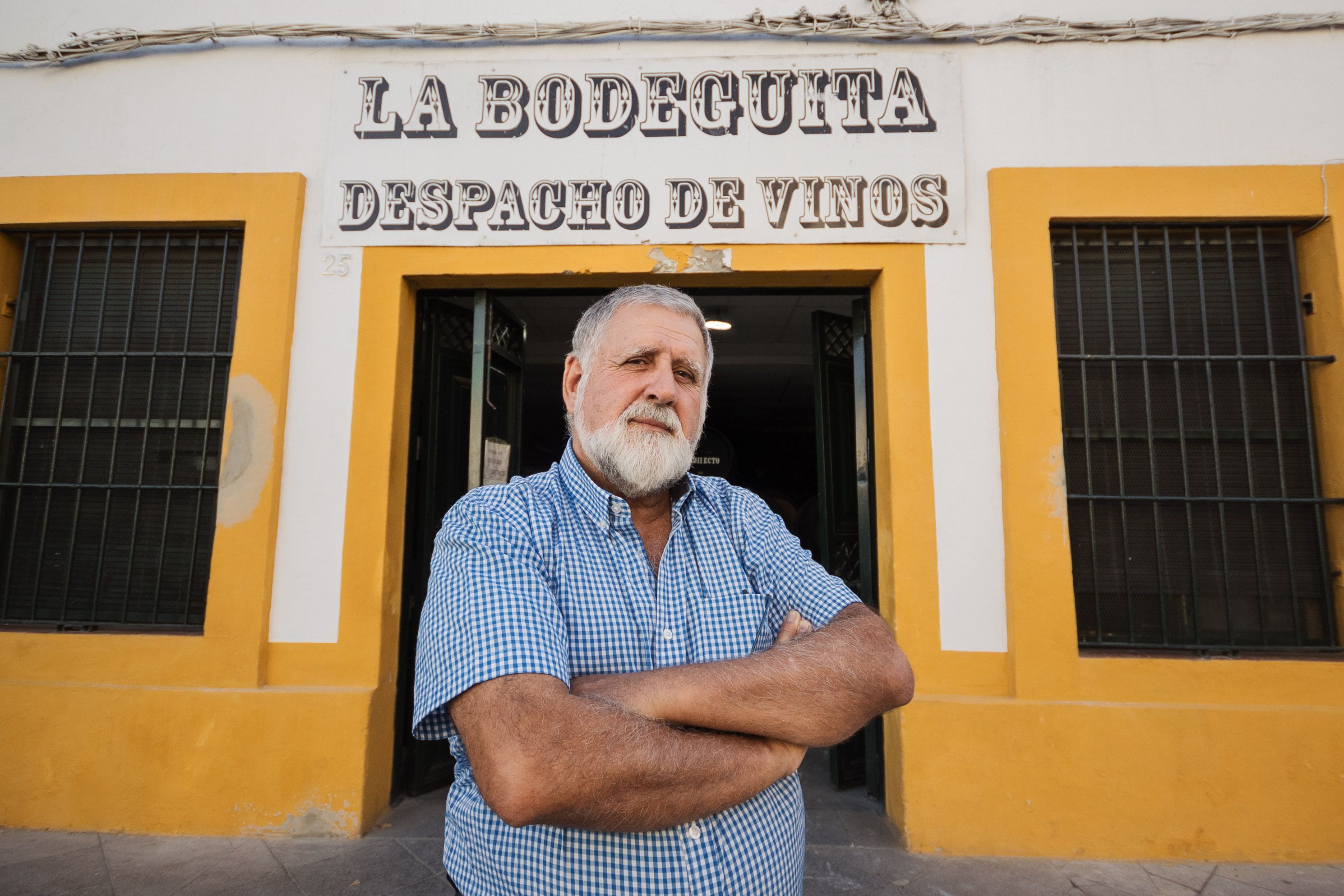 Vino y vermut a granel en Jerez. Manuel Dominguez posando en la entrada a La Bodeguita de El Pelirón, en Jerez.