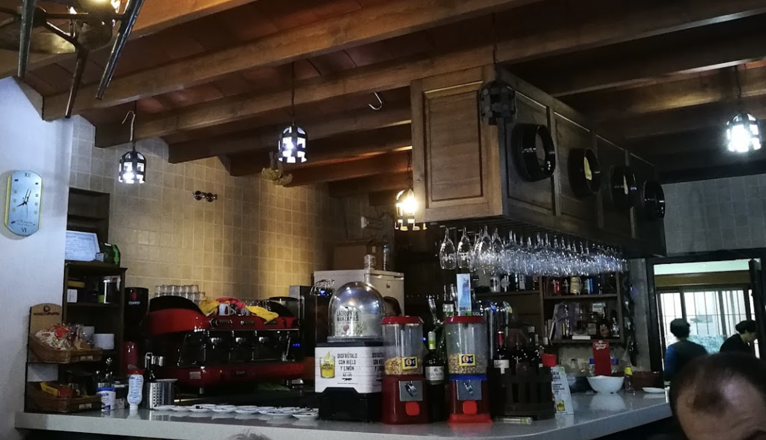 Interior del bar La Bodeguita, en una imagen de Google, regentado en Algodonales por el edil del PP detenido.