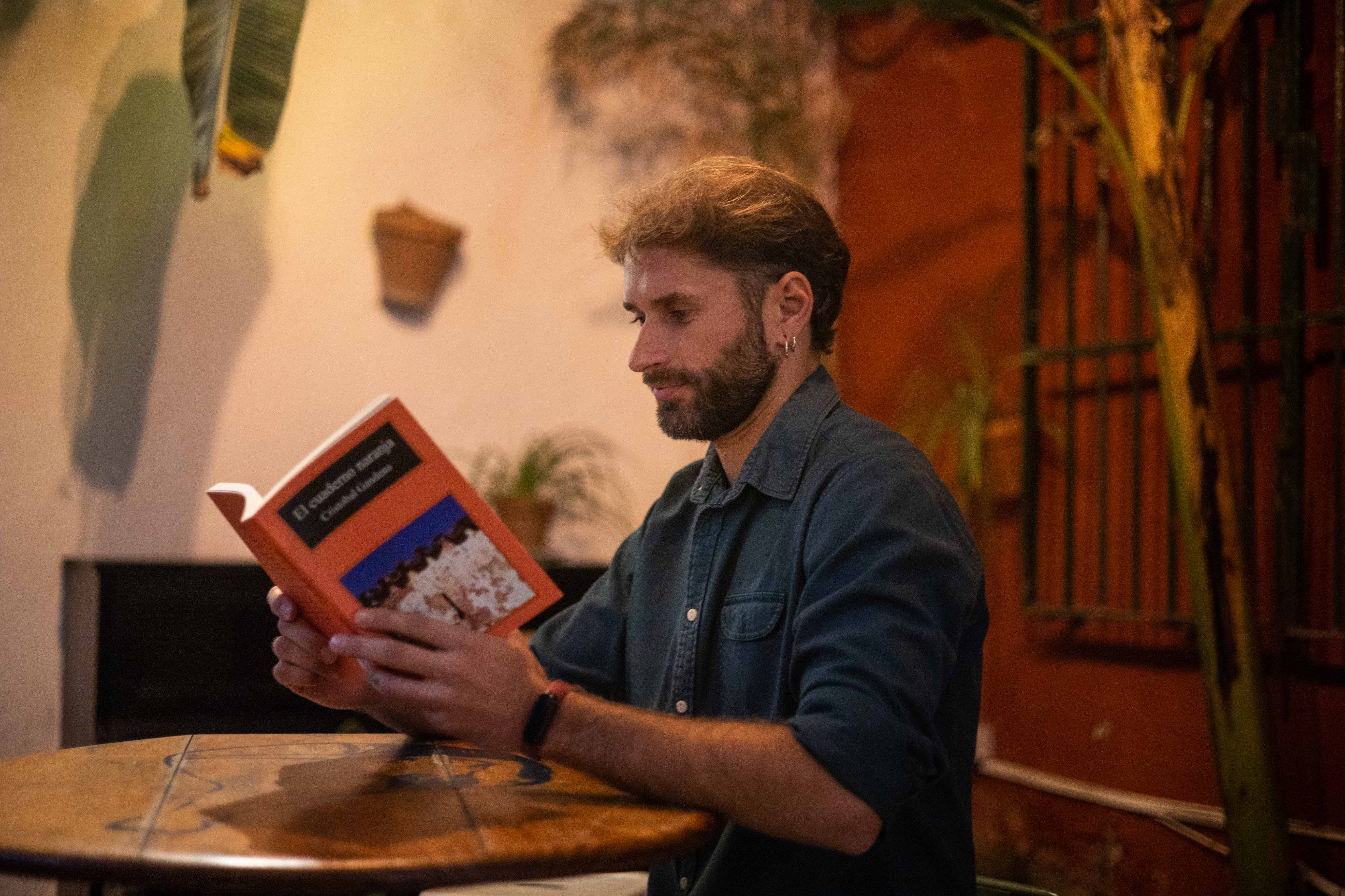 El escritor arcense Cristóbal Muñoz ha viajado por ciudades de todo el mundo empapándose de la forma de vivir de sus habitantes, que ha plasmado en su último libro