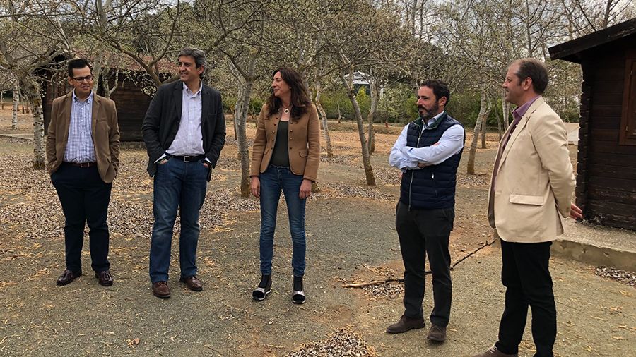 La secretaria general del Partido Popular Andaluz, Loles López durante un encuentro con la Federación Andaluza de Caza en Archidona. 