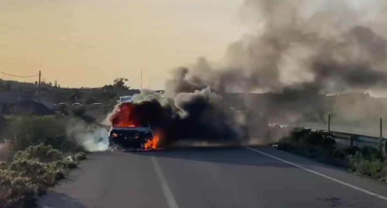 Las llamas del coche ardiendo en la incorporación a la A-4 en Puerto Real. 