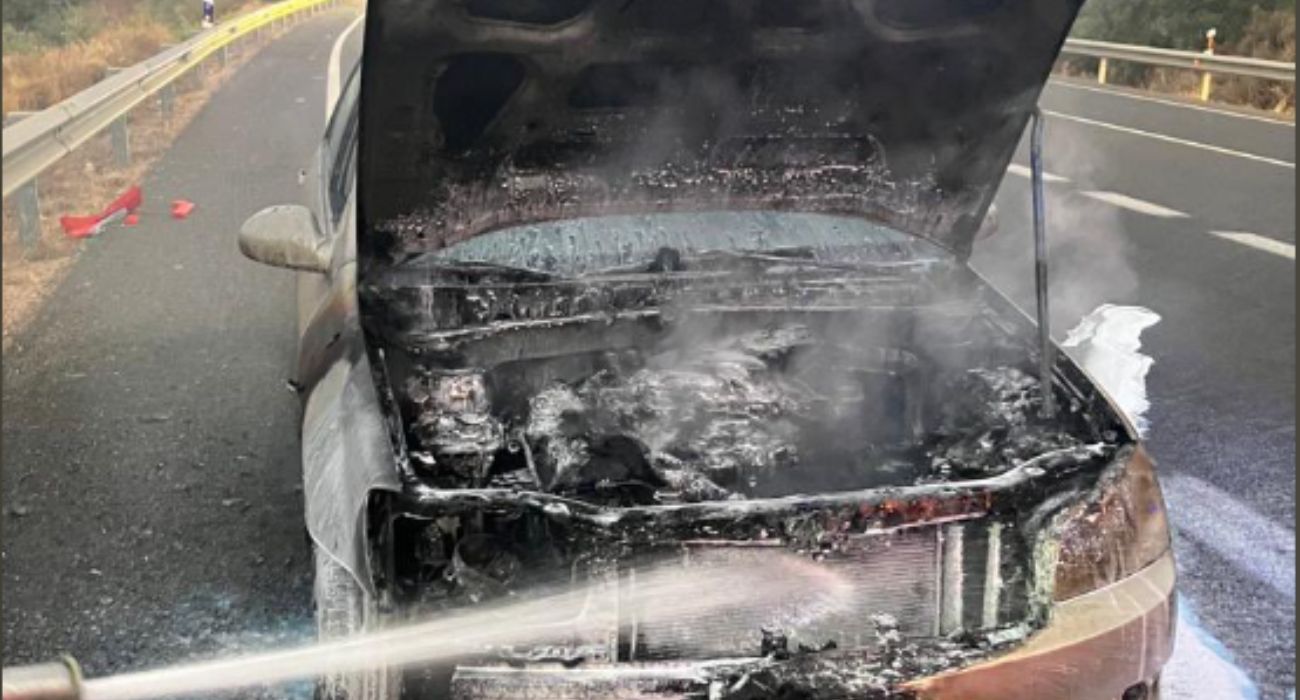 Bomberos de Córdoba, en una intervención reciente. El cadáver de un hombre ha sido encontrado en el interior de un coche en llamas.
