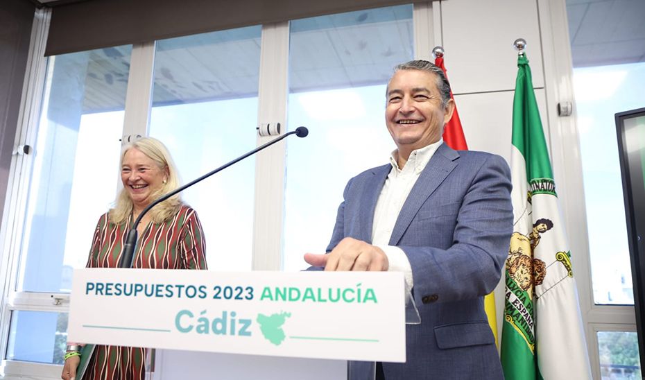 Antonio Sanz y Mercedes Colombo, delegada del Gobierno en Cádiz, en el acto de presentación de los Presupuestos de la Junta 2023 en la provincia.   JUNTA DE ANDALUCÍA