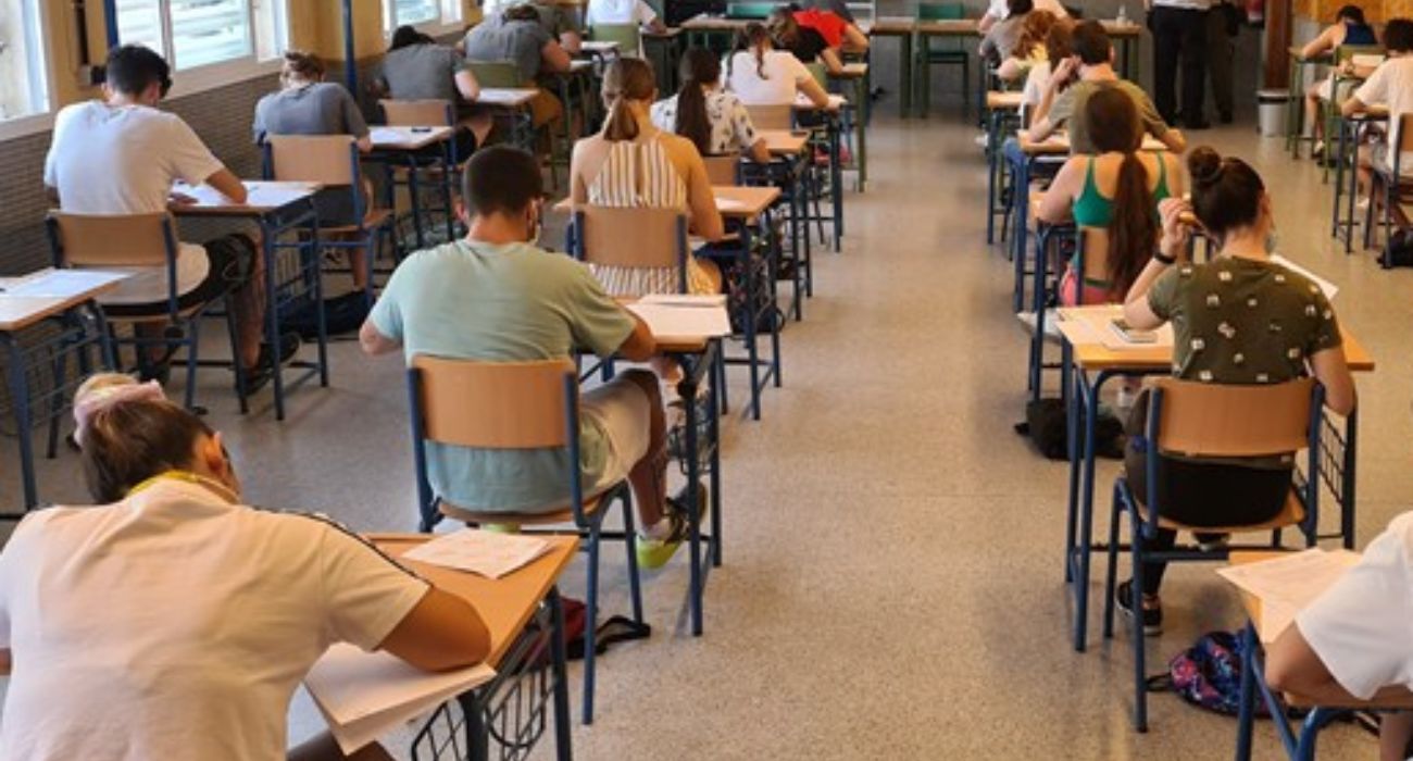 Un grupo de estudiantes realiza un examen.