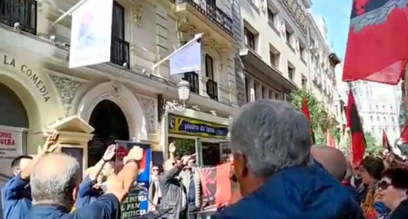 Grupo de falangistas cantando el 'Cara al Sol'.