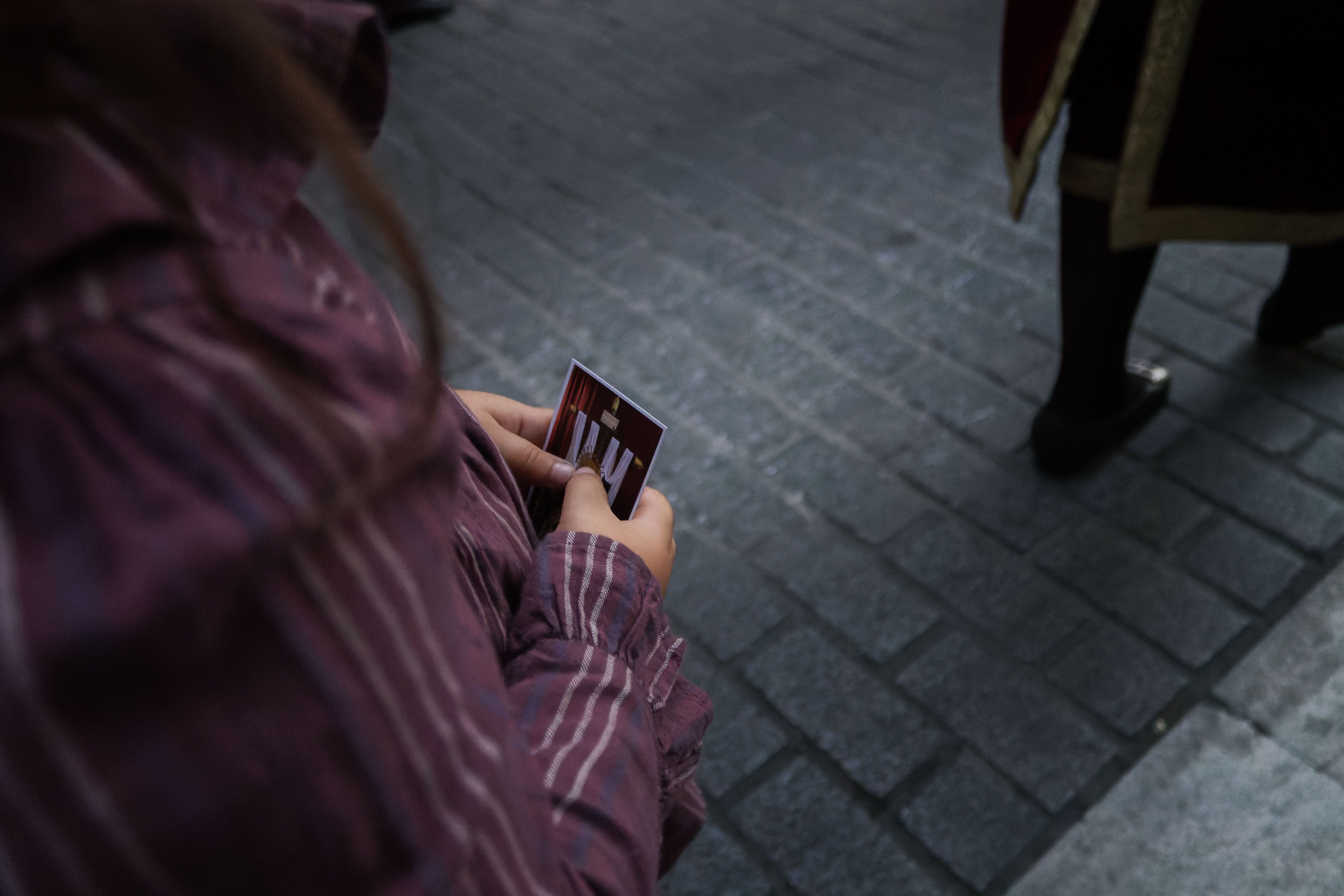 Una estampa en las manos de una devota.