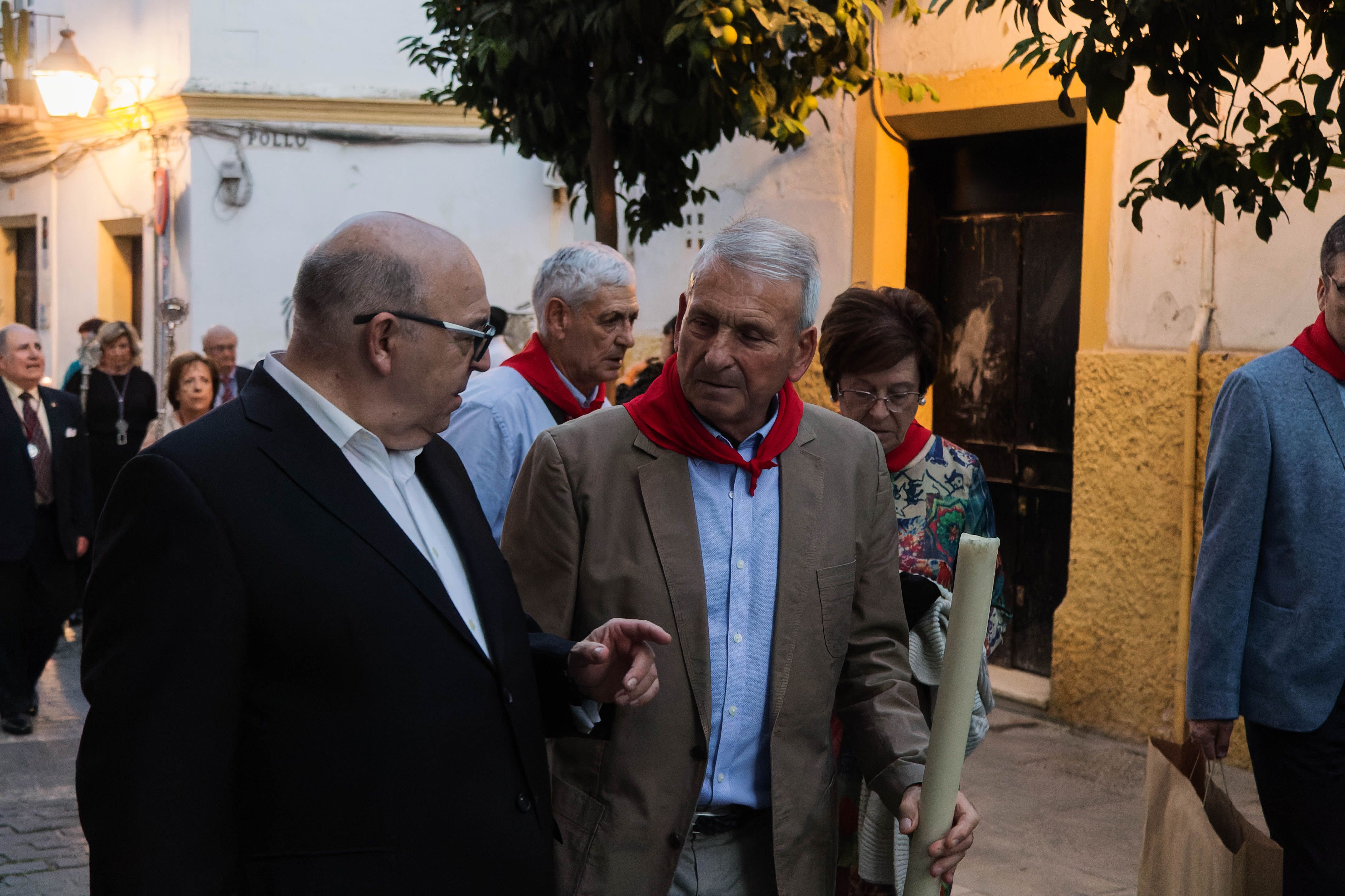 Dos cofrades participantes en la procesión.