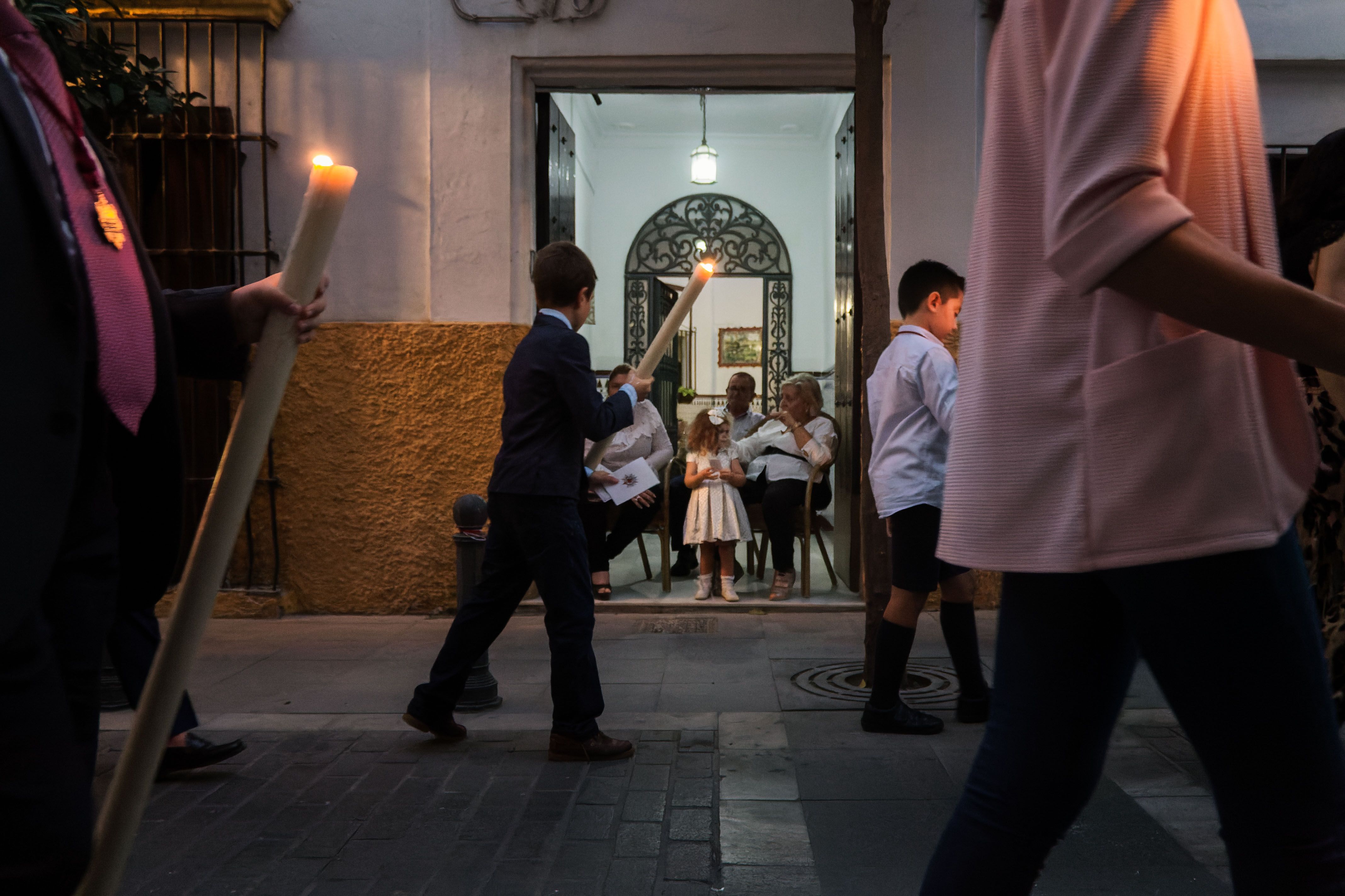 Las casapuertas de abrieron para ver pasar a Las Angustias. 