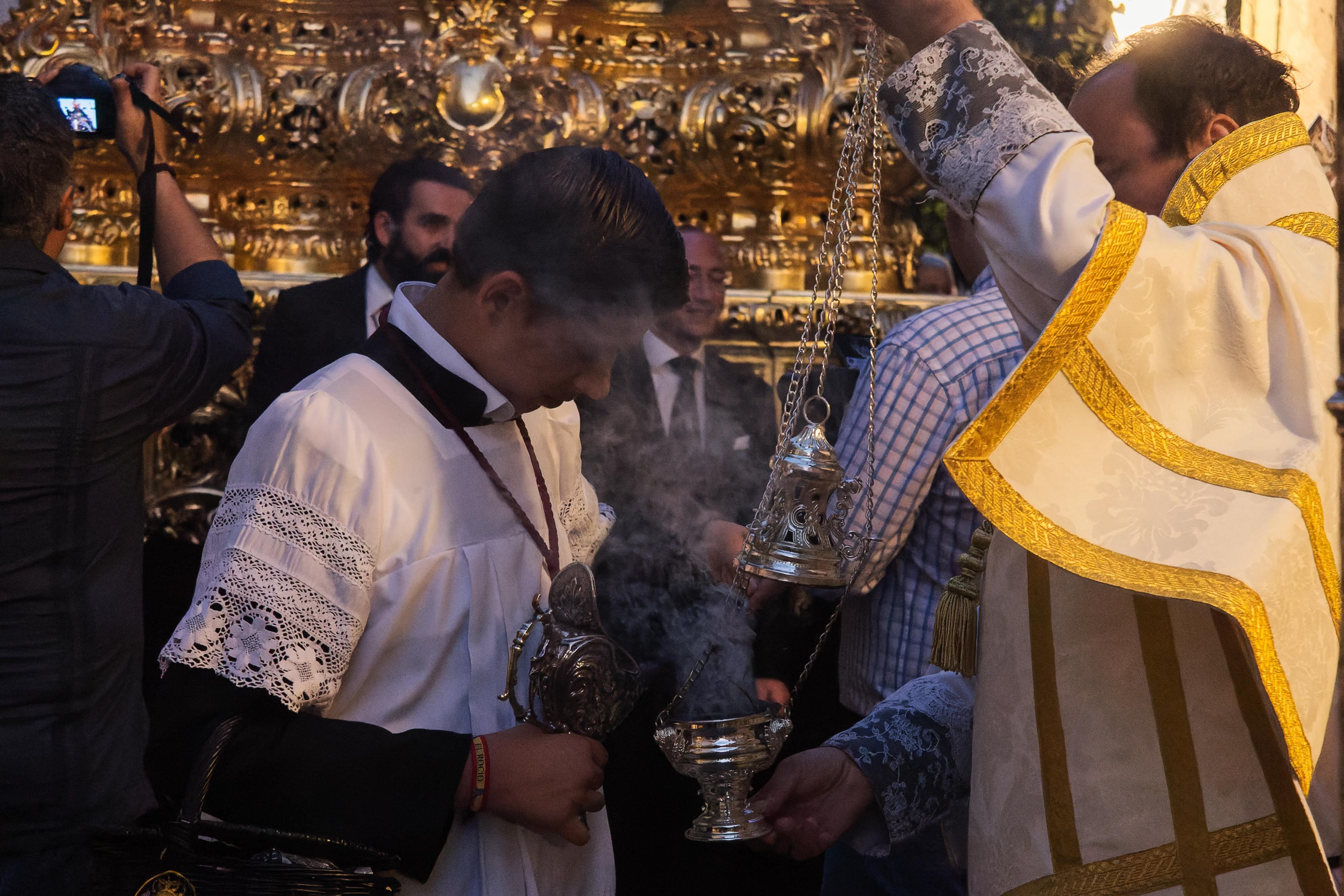 Monaguillo rellenando el incensario.