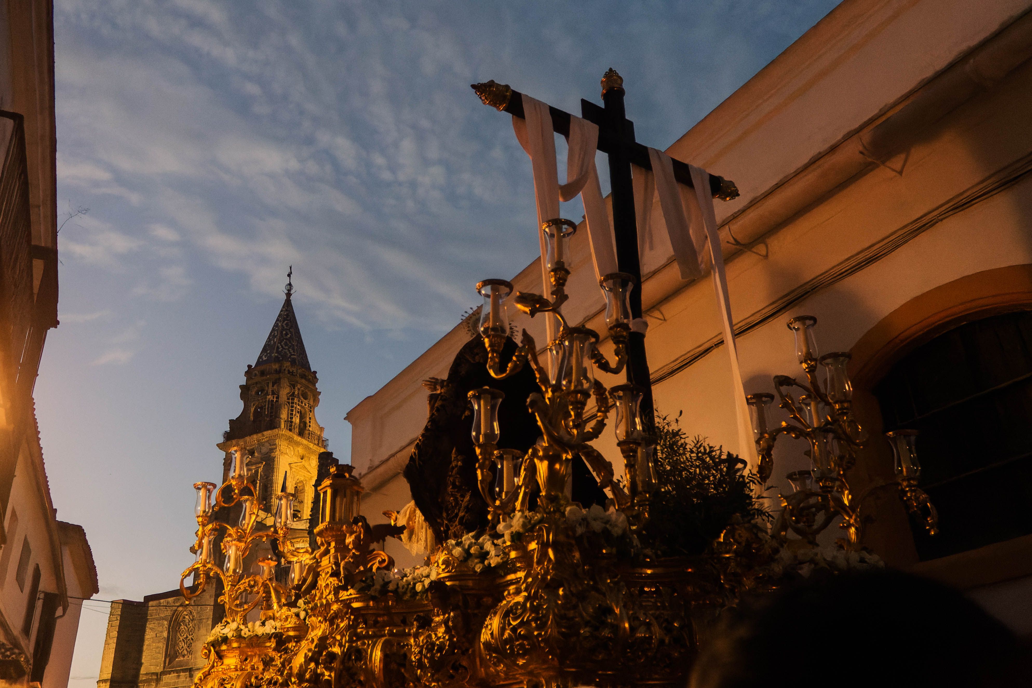 Al fondo, la torre de San Miguel.