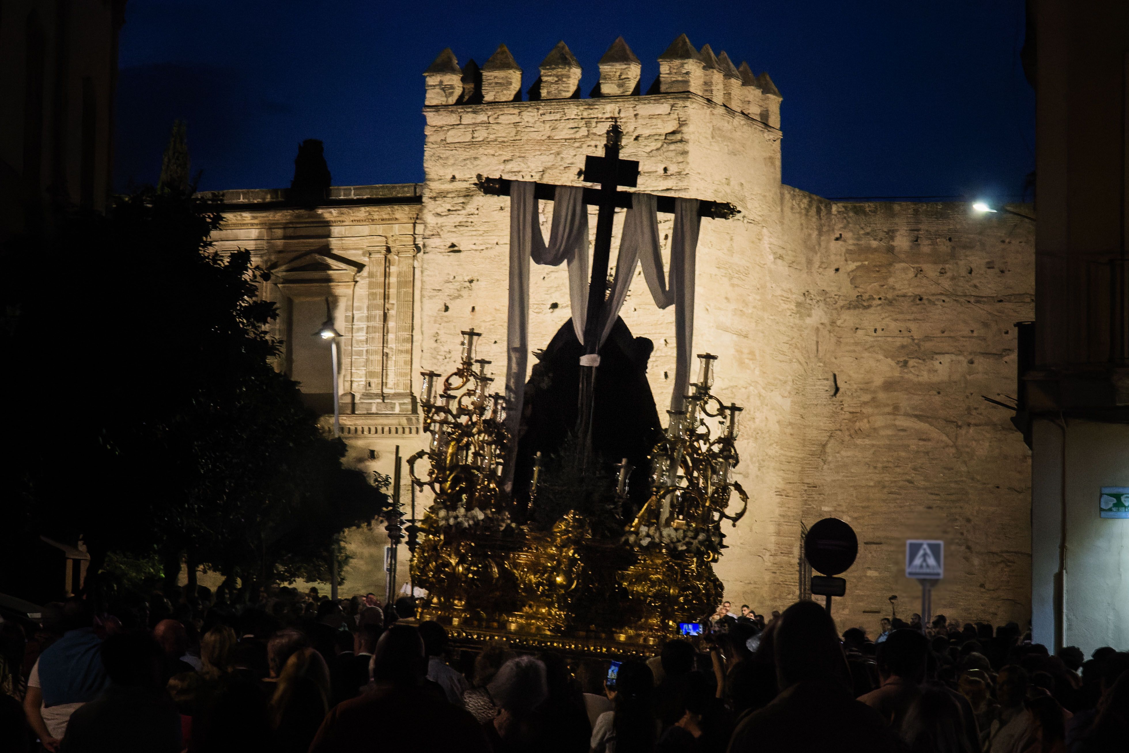 Paso de Nuestra Señora de las Angustias frente a las murallas del Alcázar.    CANDELA NÚÑEZ