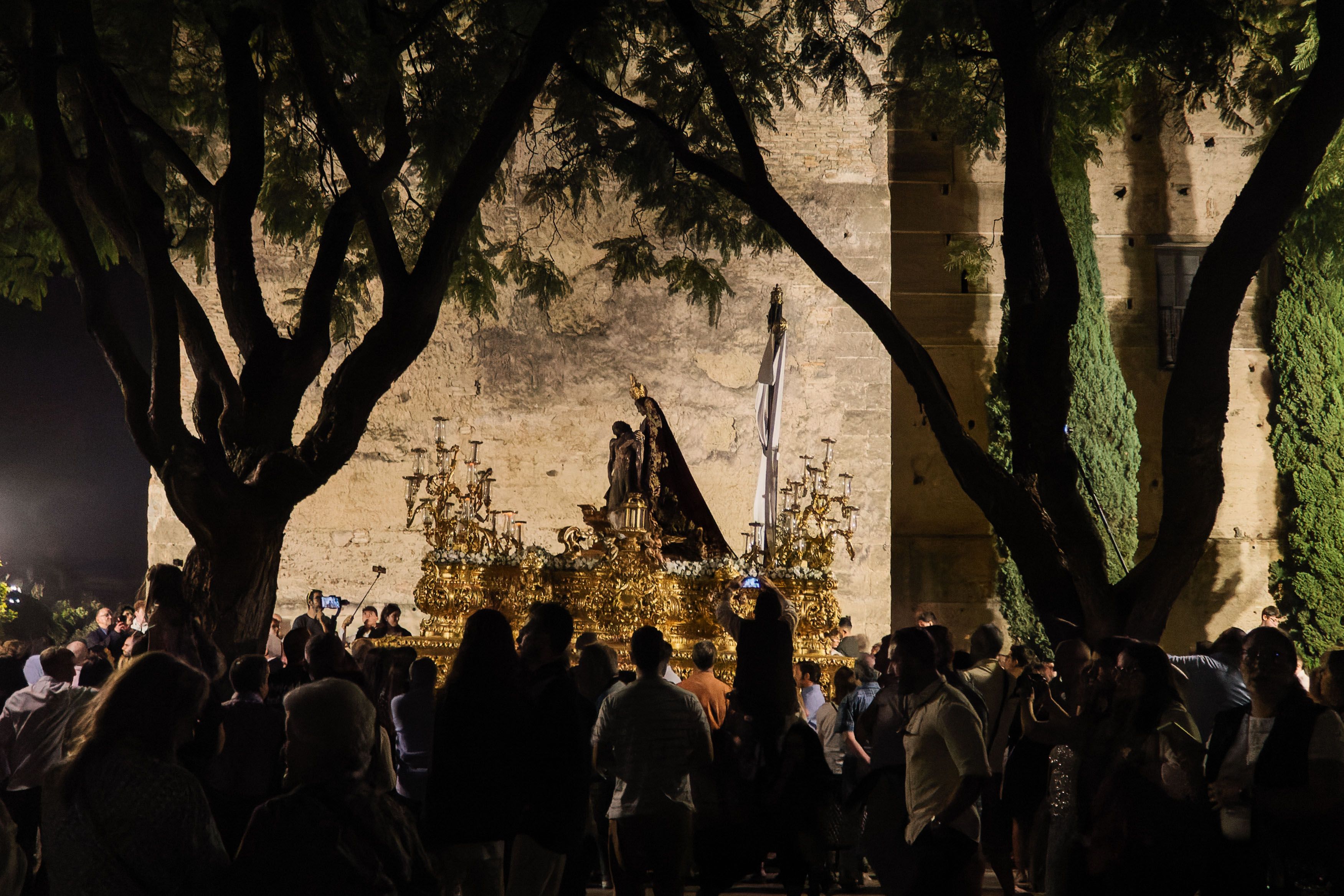 El paso atravesando la Alameda Vieja Junto a la muralla. 