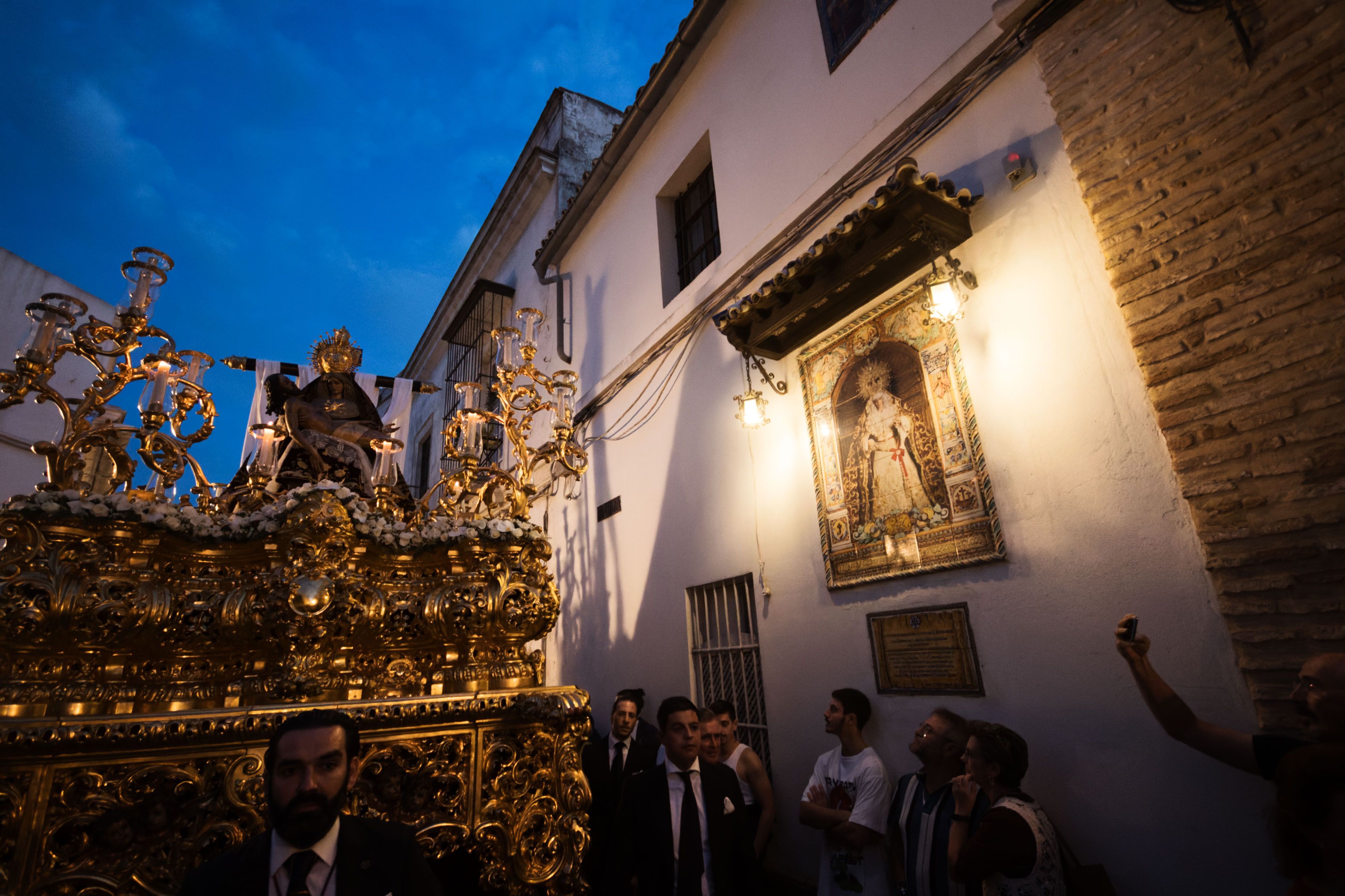 Las Angustias a la altura del azulejo a la Virgen de la Encarnación en las puertas del convento de las Mínimas. 