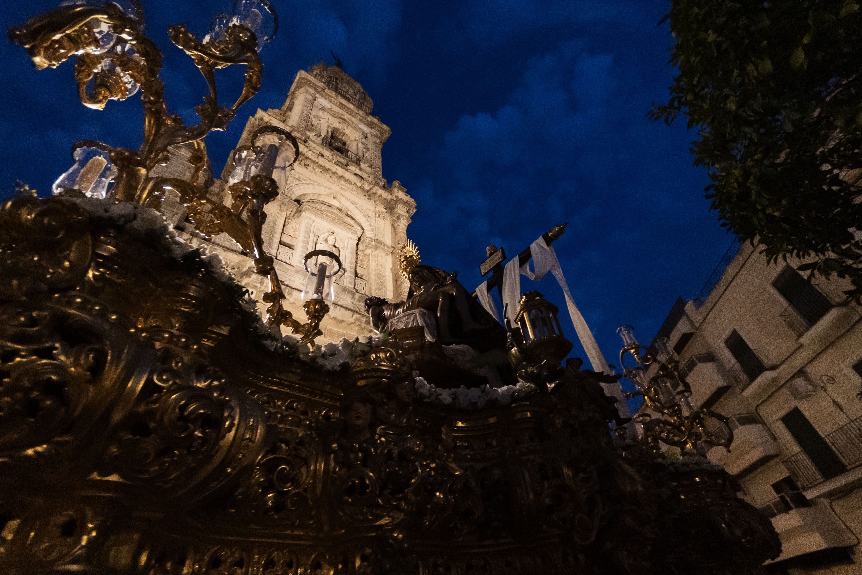 El paso el pie de la torre de San Miguel.
