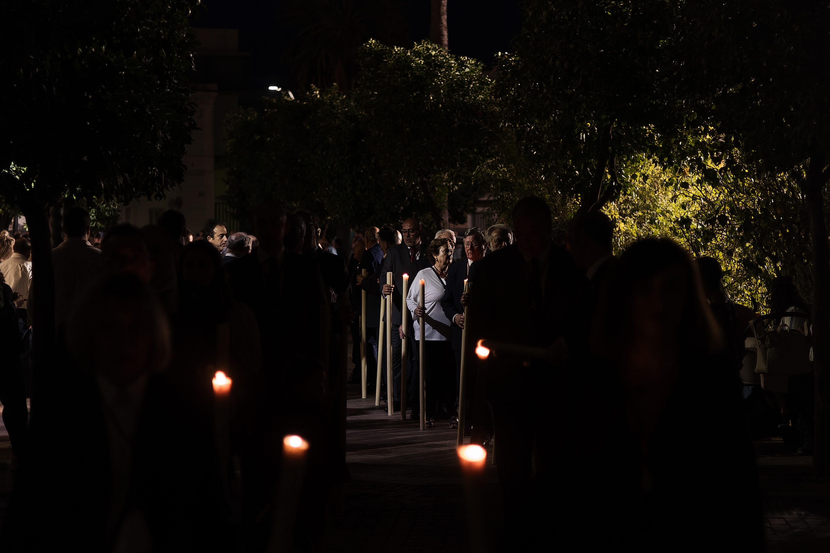 Cortejo de cofrades formados en la procesión. 