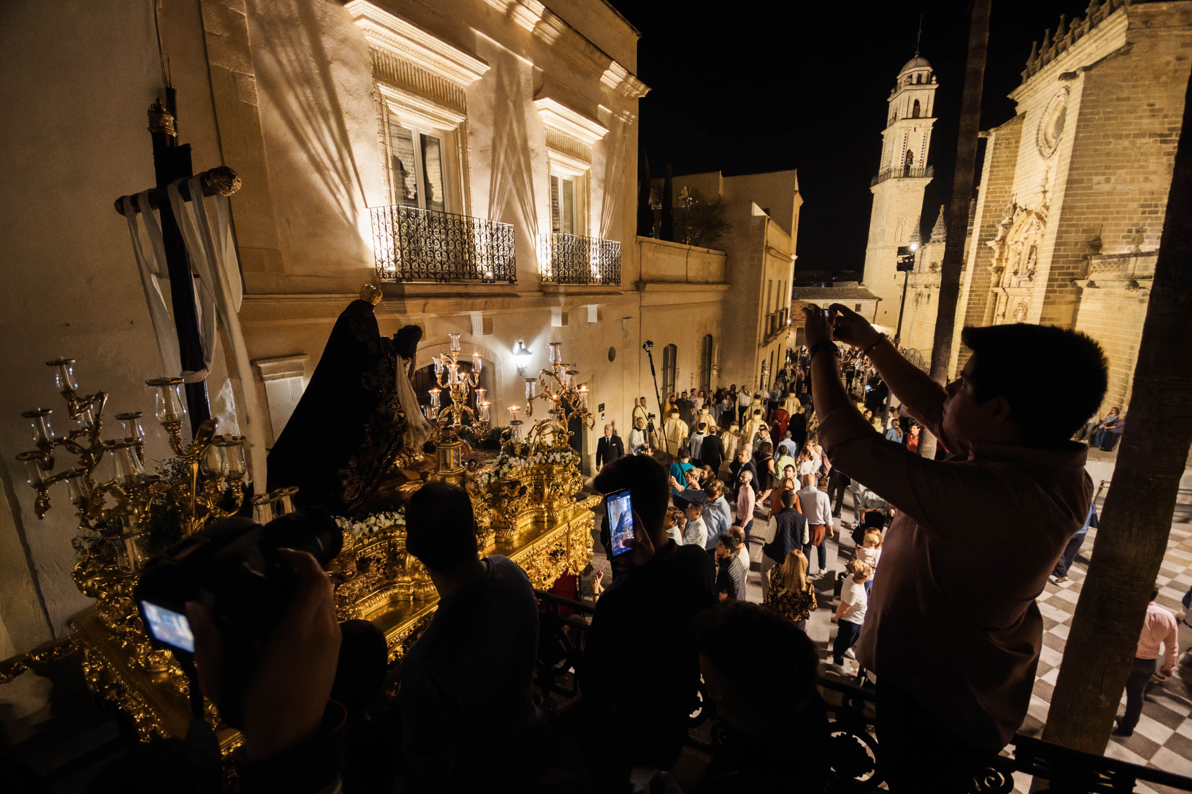 La procesión de Las Angustias llega o a la plaza de la Encarnación cerca de entrar en la catedral.