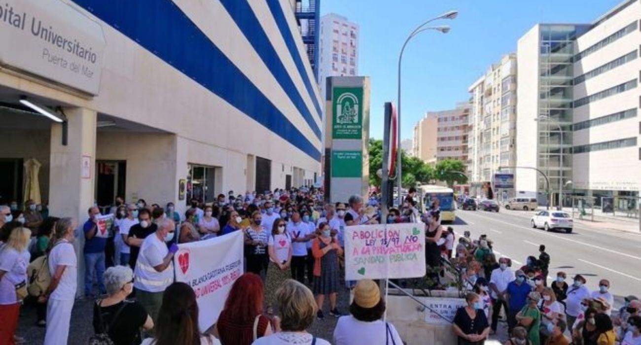 Manifestación a las puertas del Hospital Puerta del Mar en Cádiz.