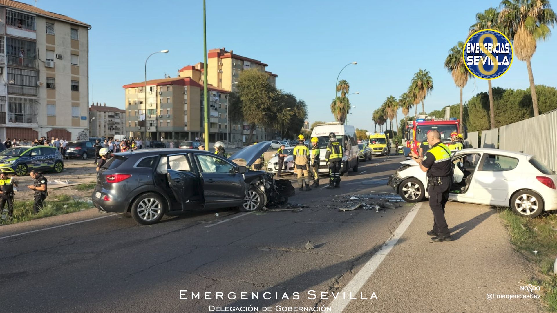 Impactante colisión frontal entre dos vehículos en Sevilla.