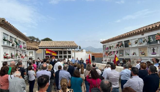 Dos centenares de personas asisten al homenaje y entierro de diecinueve víctimas del franquismo. FORO