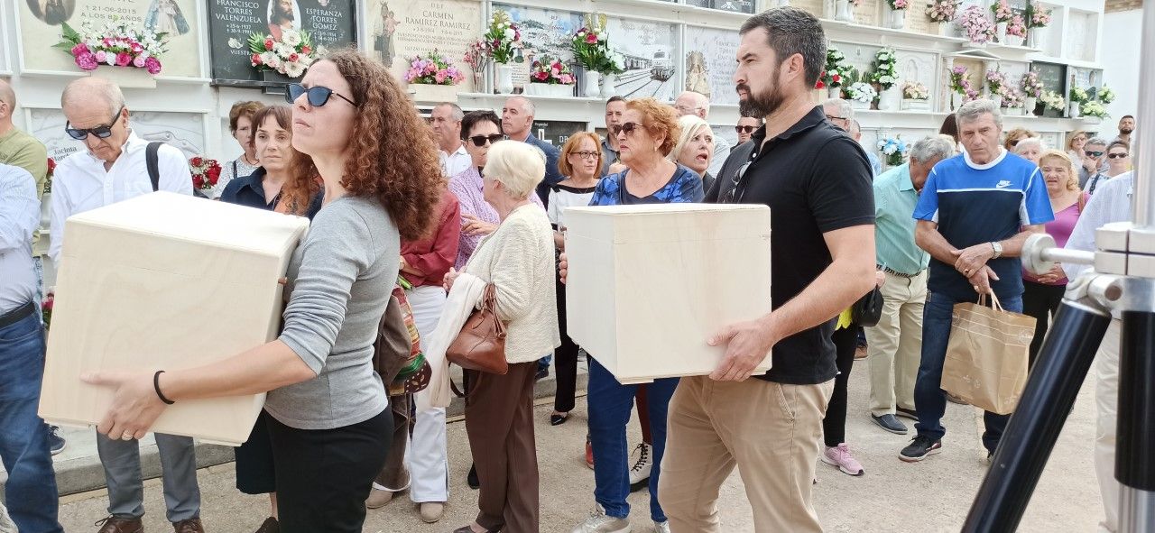 Jóvenes voluntarios que participaron la  exhumación, familiares y arqueólogos han portado las cajas que contenían los restos . FORO