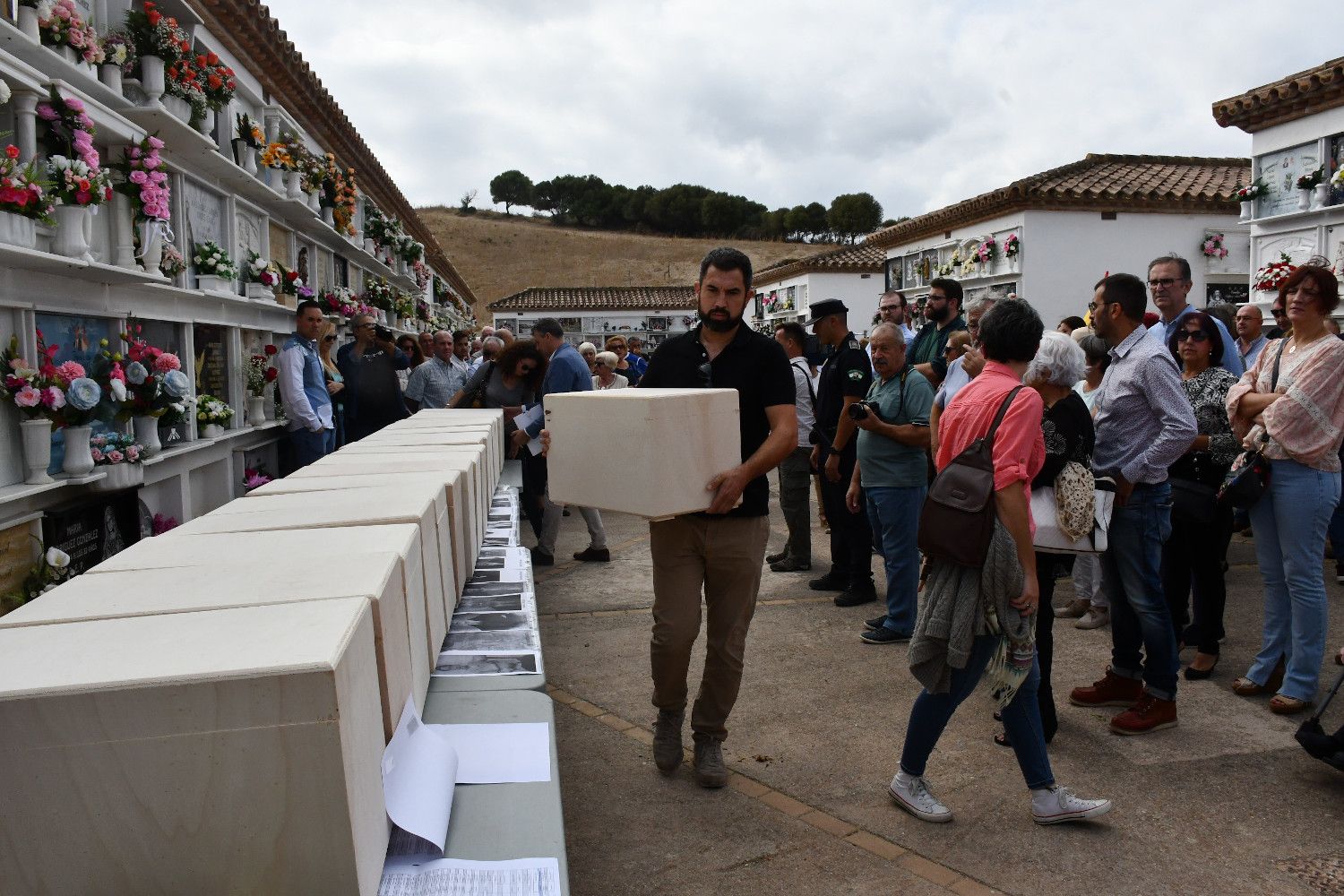 Homenaje en Jimena, Jesús Román con una de las cajas. DIPUTACIÓN