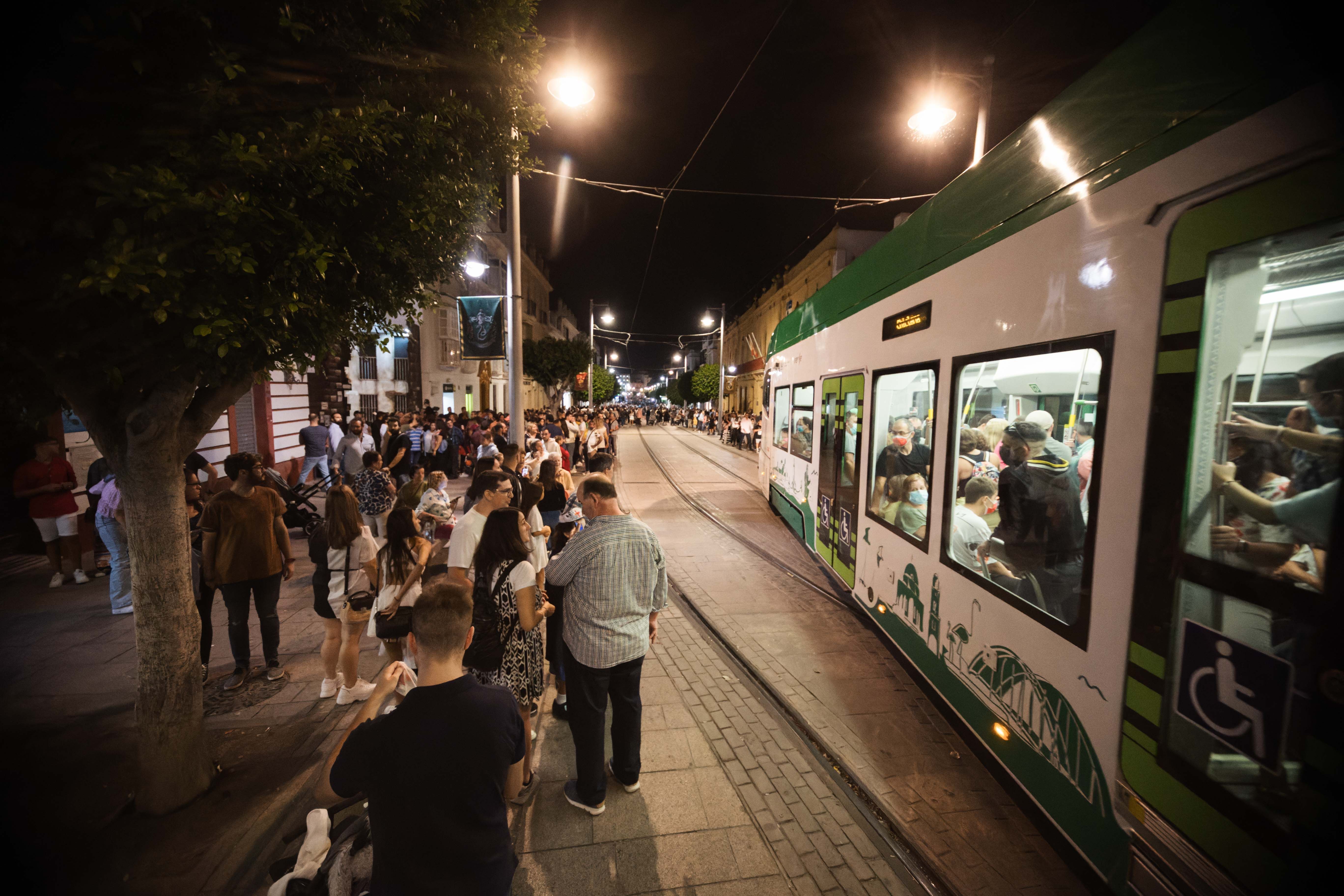 El Trambahía en San Fernando, donde estudian cómo hacer compatibles los festejos de una calle con su paso.