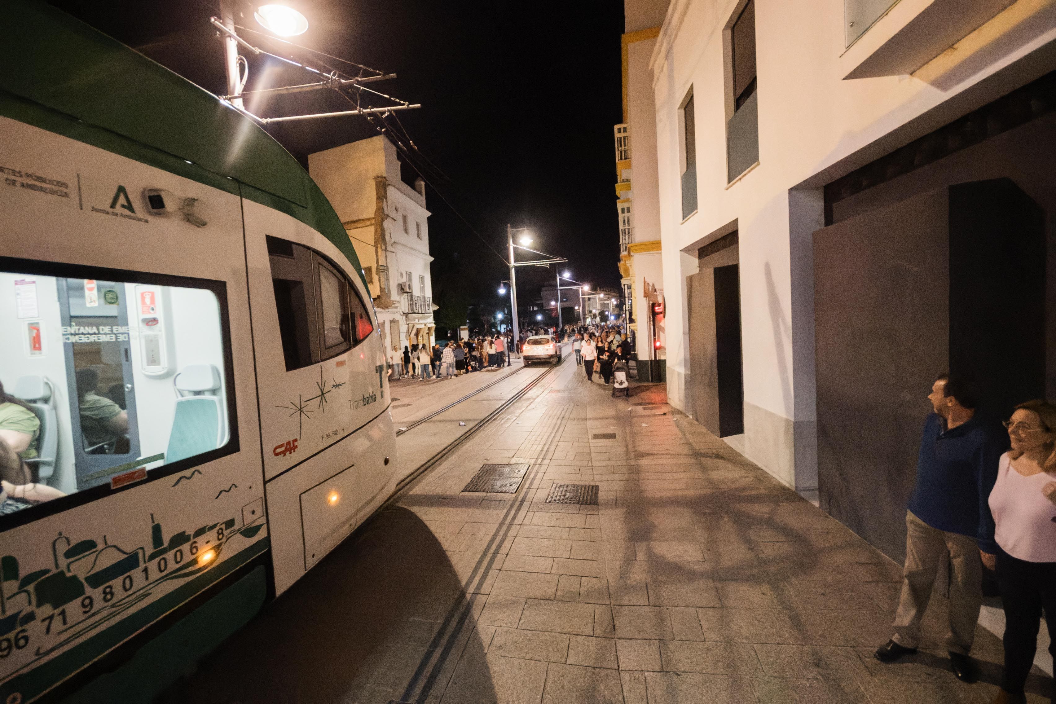 El Trambahía a su paso por la calle Real.