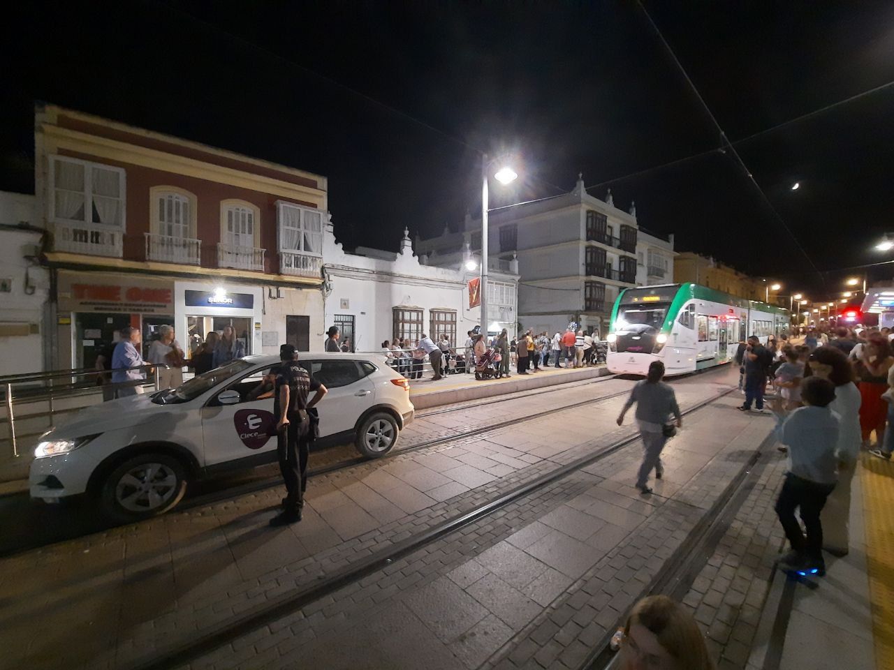 Un coche de seguridad de Renfe escolta al tranvía para evitar atropellos.