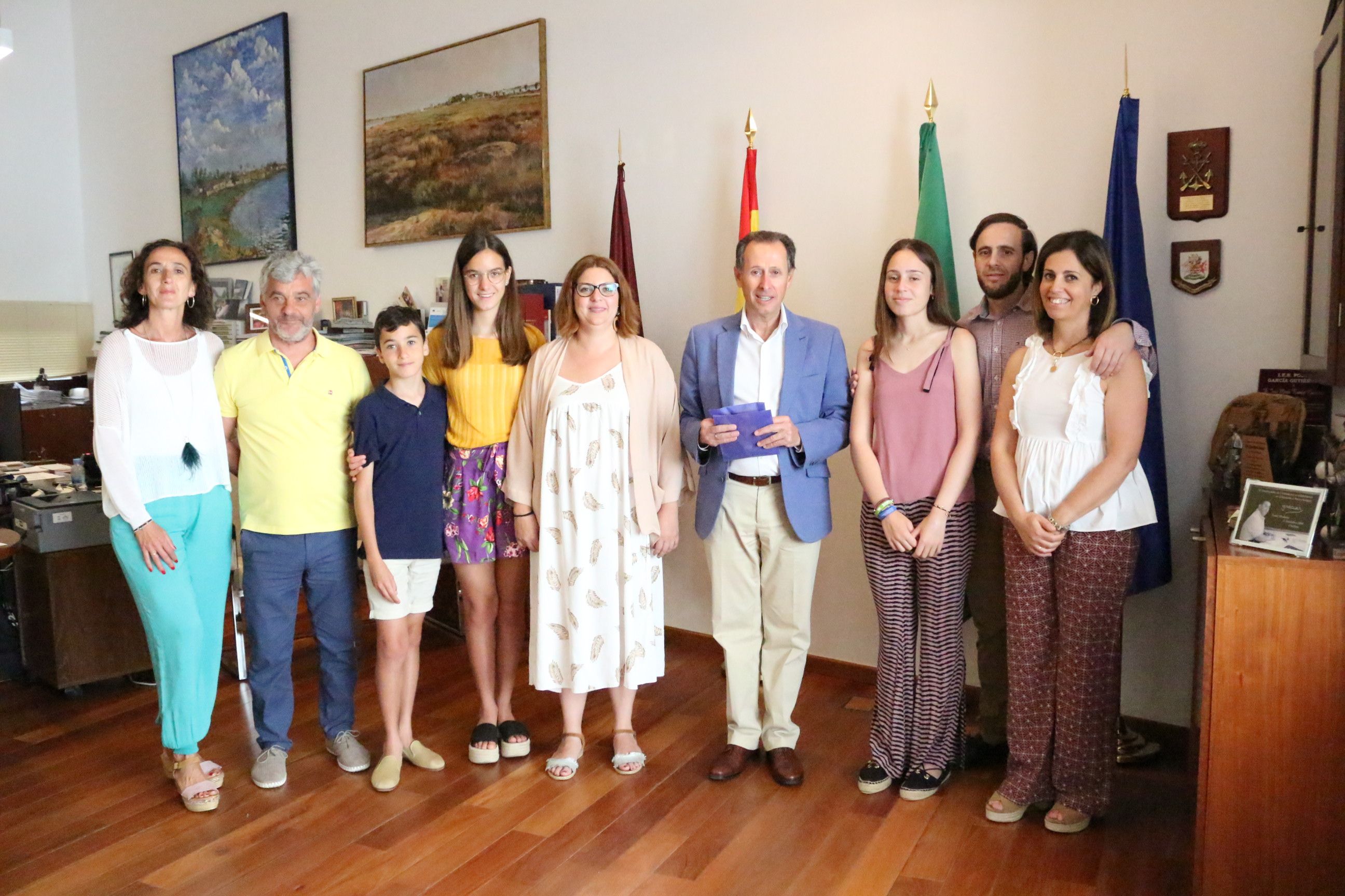 Las jóvenes becadas, en la recepción con el alcalde de Chiclana, José María Román, en días pasados.