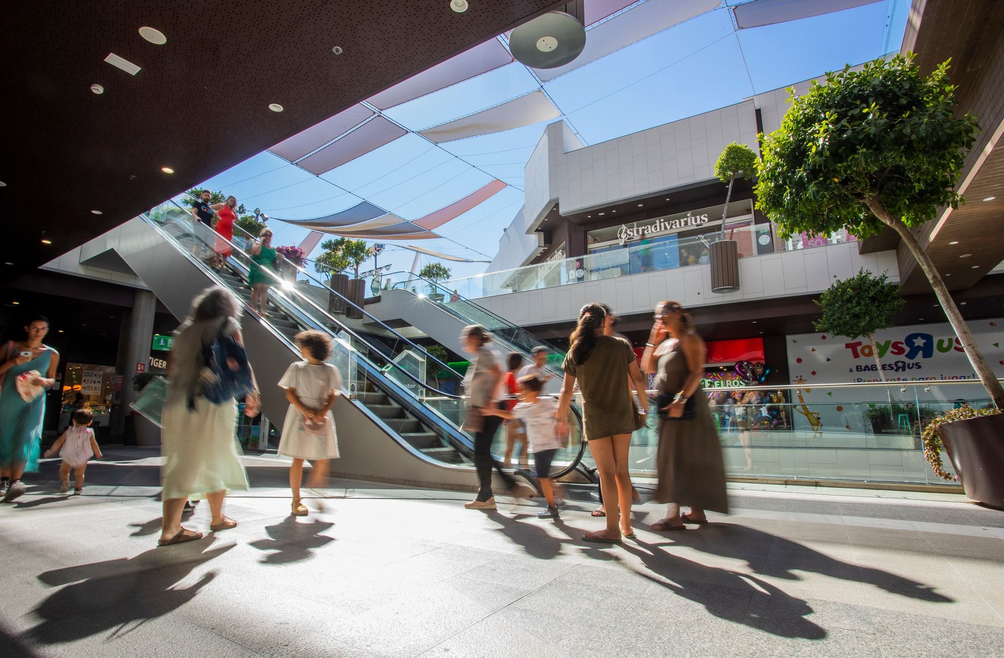 Centro comercial Holea en Huelva donde una mujer sufrió una aparatosa caída.  HOLEAHUELVA
