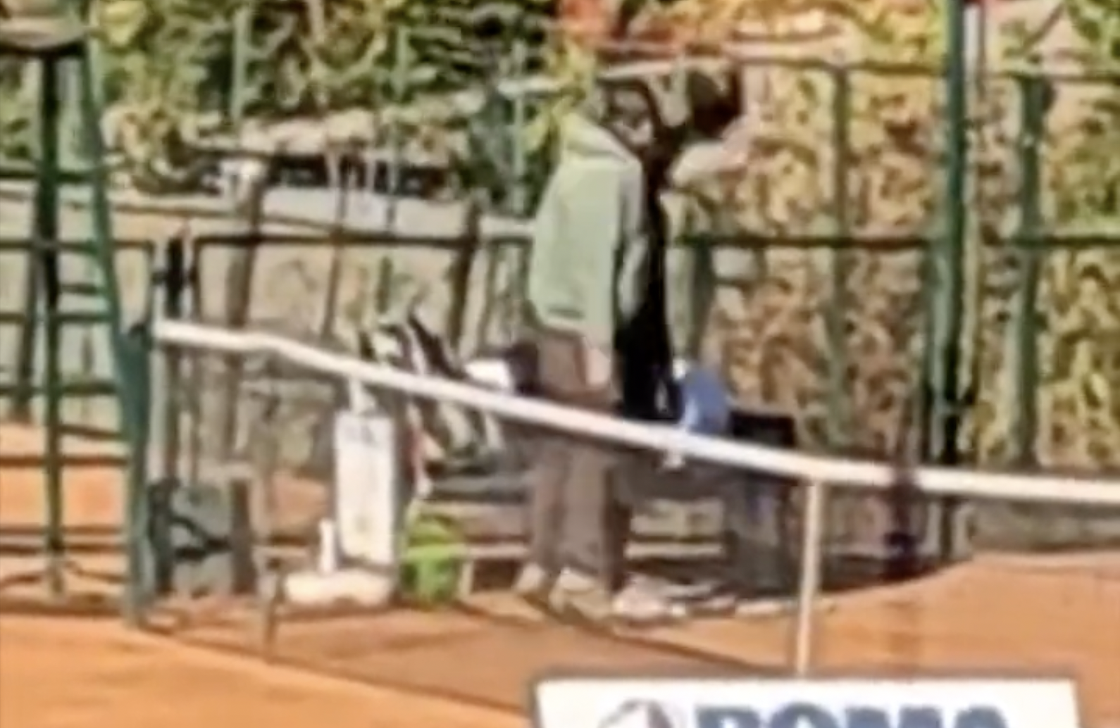 Un padre apaliza a su hija por "no esforzarse" jugando al tenis.