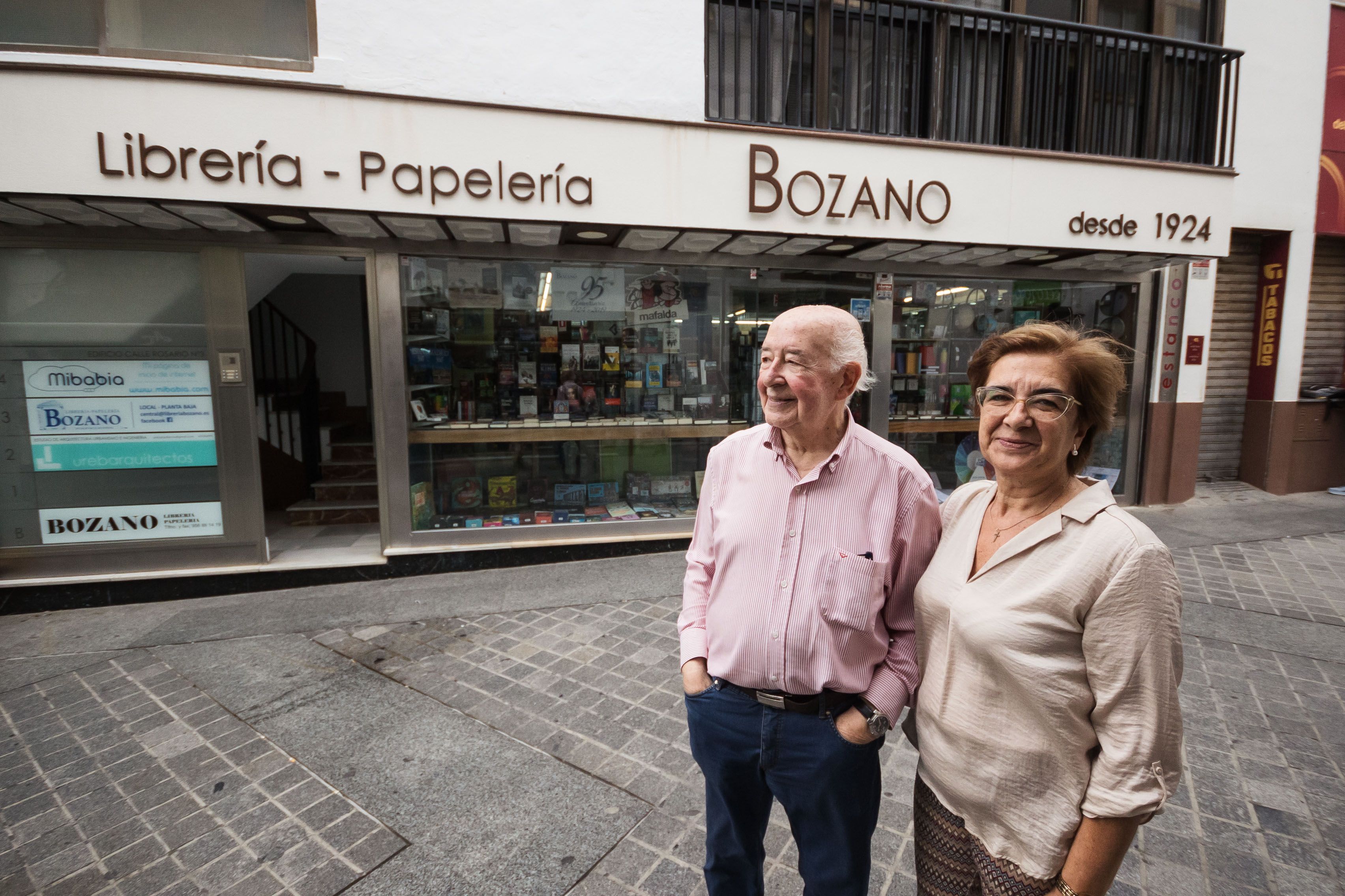 Paco García y Cristina García, padre e hija, delante de la Librería Bozano.