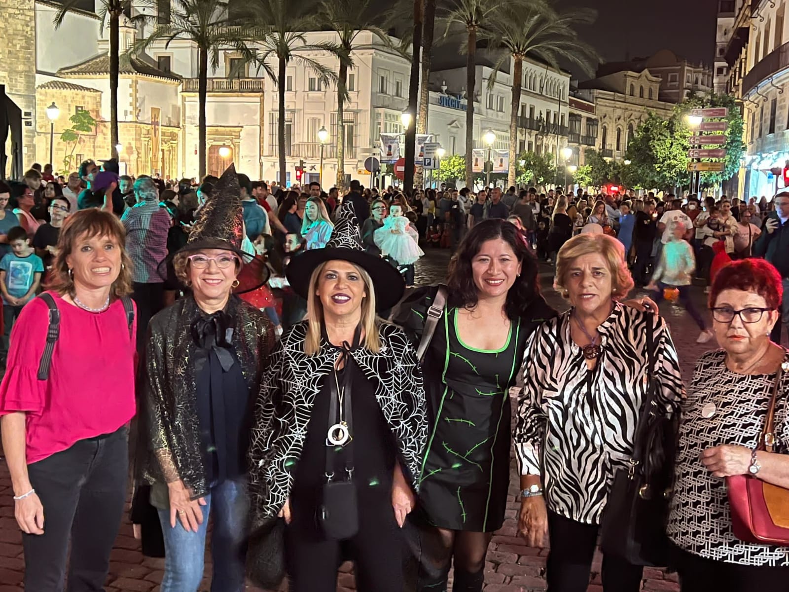 Espectacular y masivo ambiente en el centro. La comitiva municipal en la fiesta de Halloween en Jerez, presidida por la alcaldesa Mamen Sánchez, este 31 de octubre.