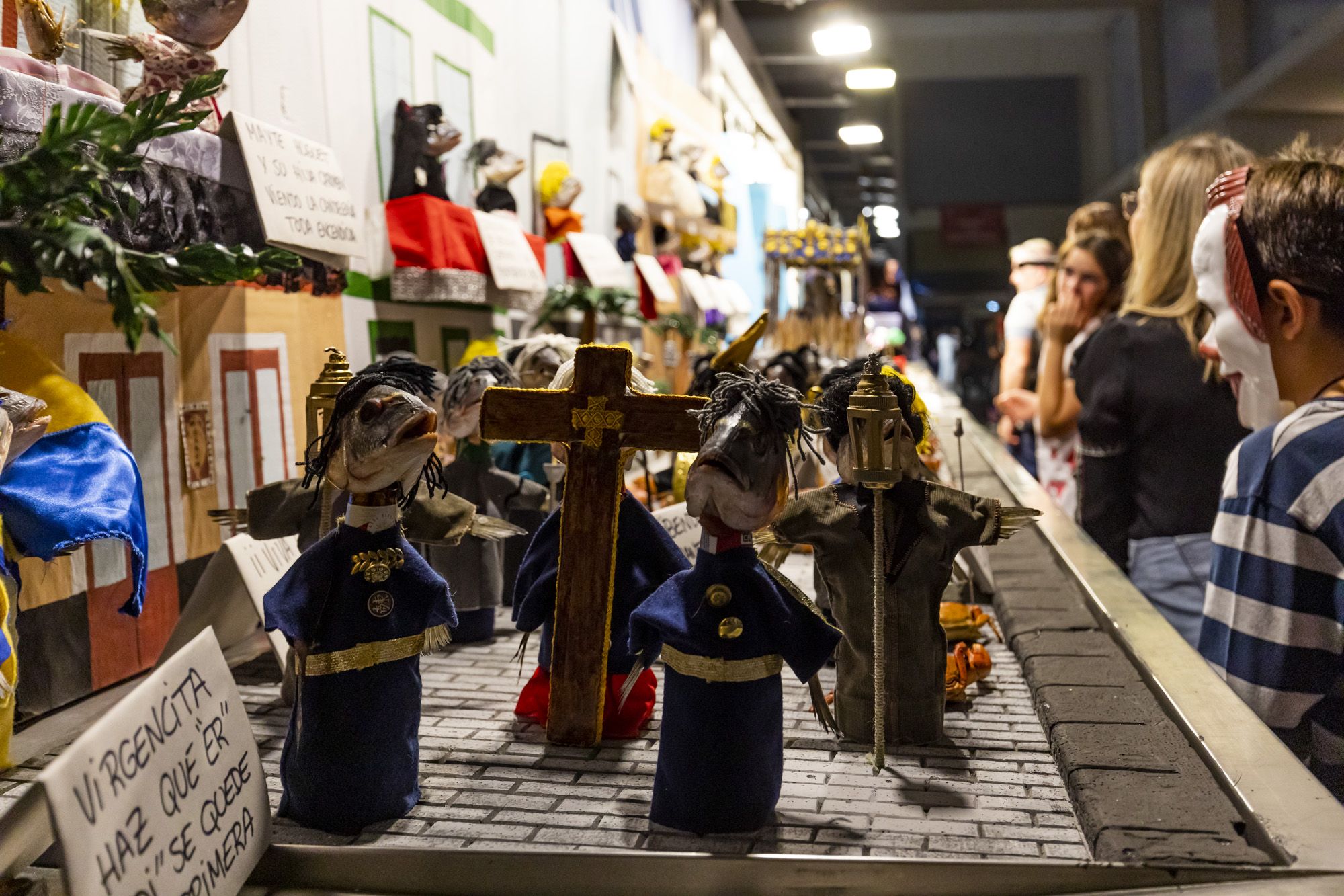 Un pequeño, disfrazado por Halloween, contempla exornos por Tosantos.