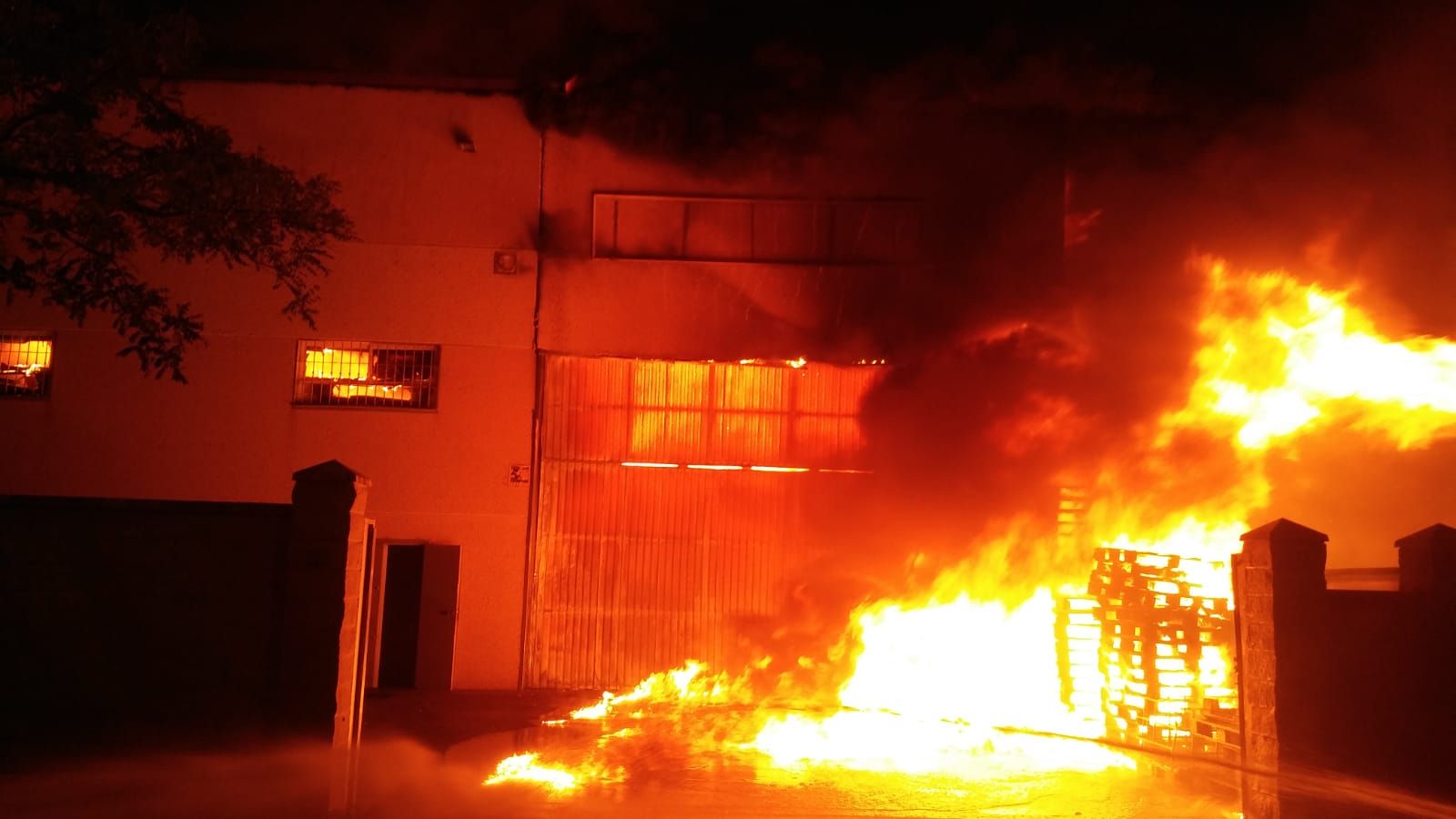 Incendio en una nave de Arcos FOTO: CBPC