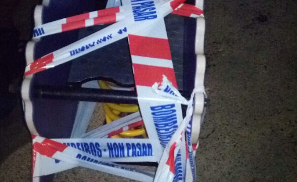 Balancín precintado en un parque infantil donde el adolescente se quedó atrapado.  BOMBEROS