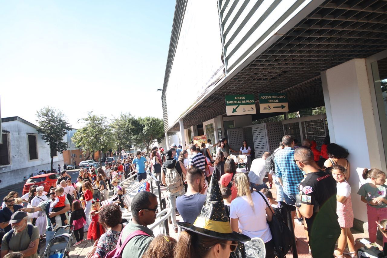Increíbles colas este martes para entrar en la fiesta de Halloween del Zoo de Jerez.
