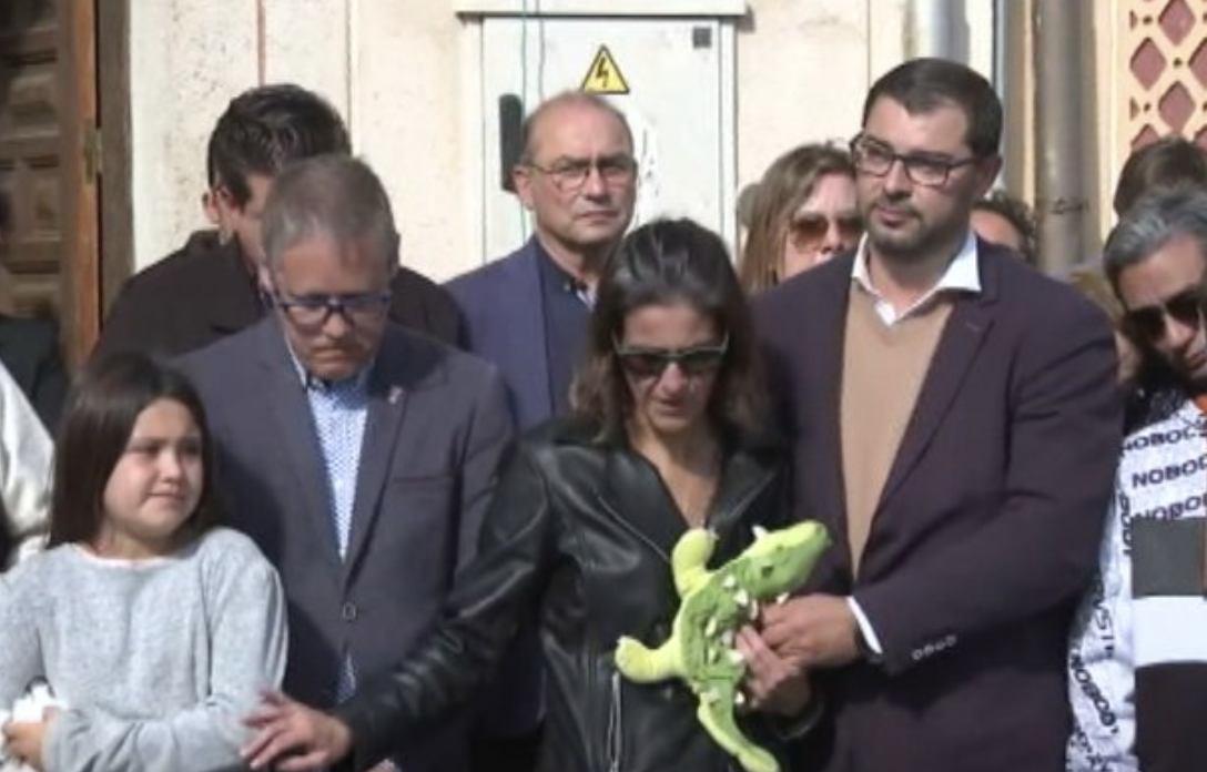 El padre de Olivia (a la derecha, en el centro de la imagen), en una concentración este martes en Gijón, en una imagen de la televisión pública del Principado de Asturias.