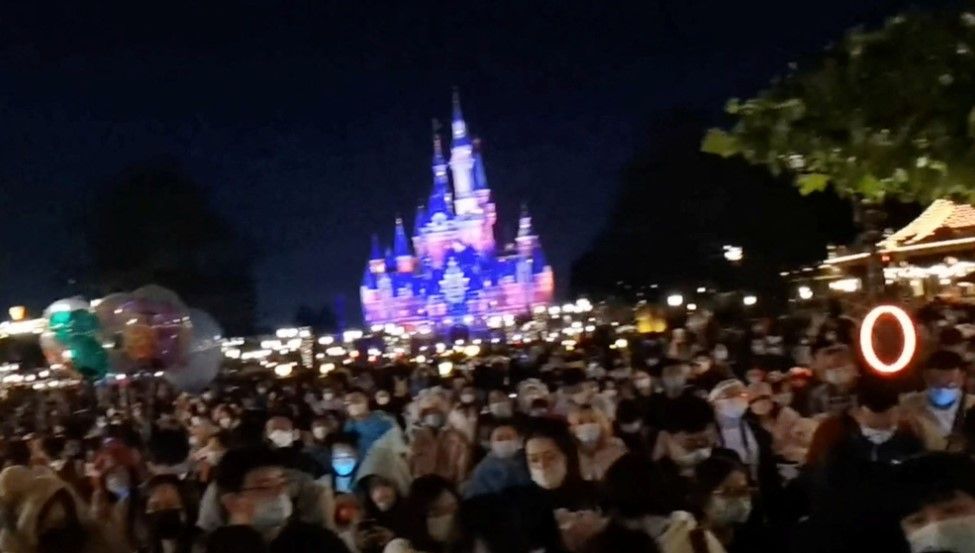 Encerrados en Disney de Shanghái.  TWITTER.